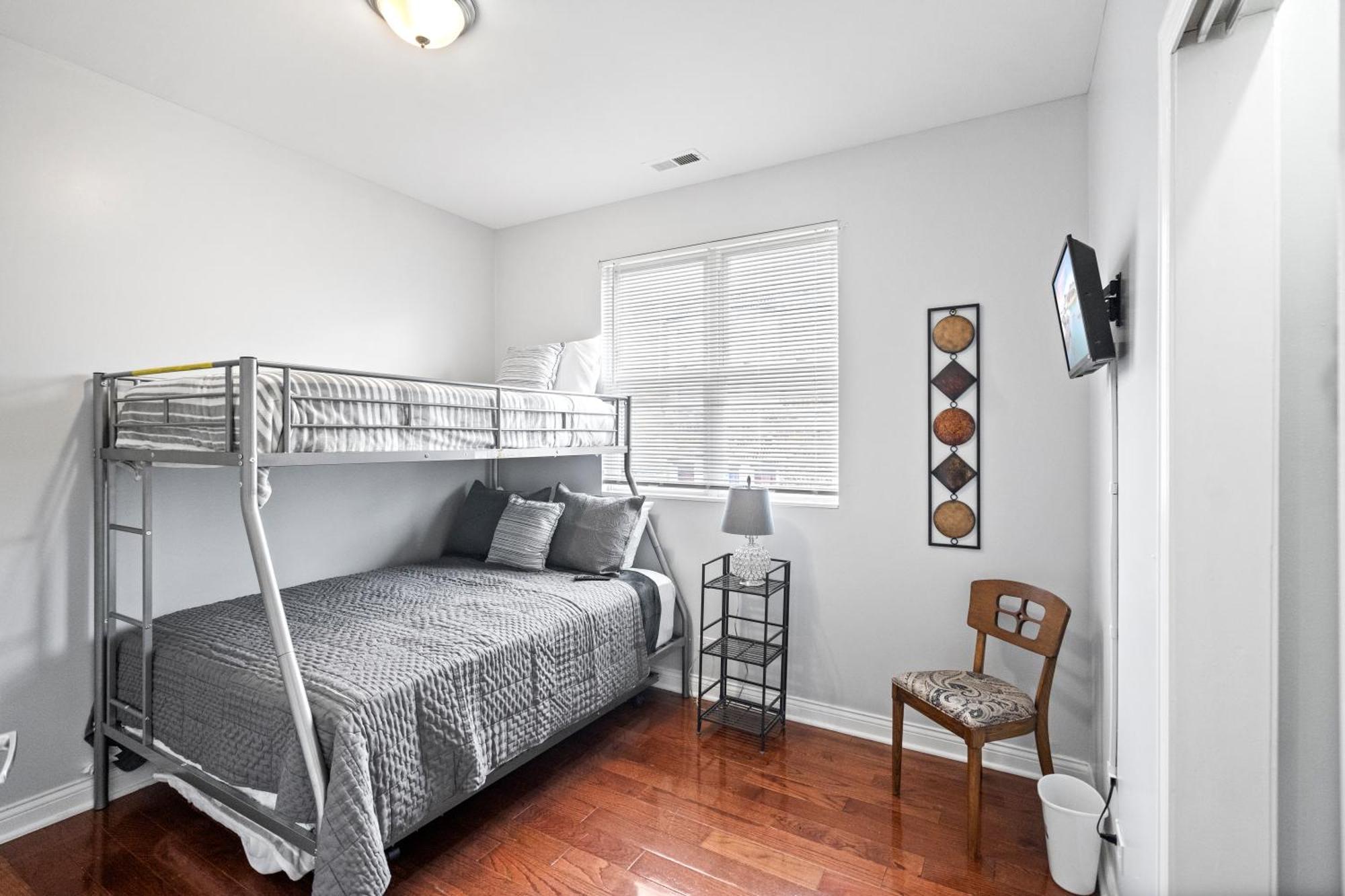 420 Lofty Apt, Laundry, A Block Frm Cta *