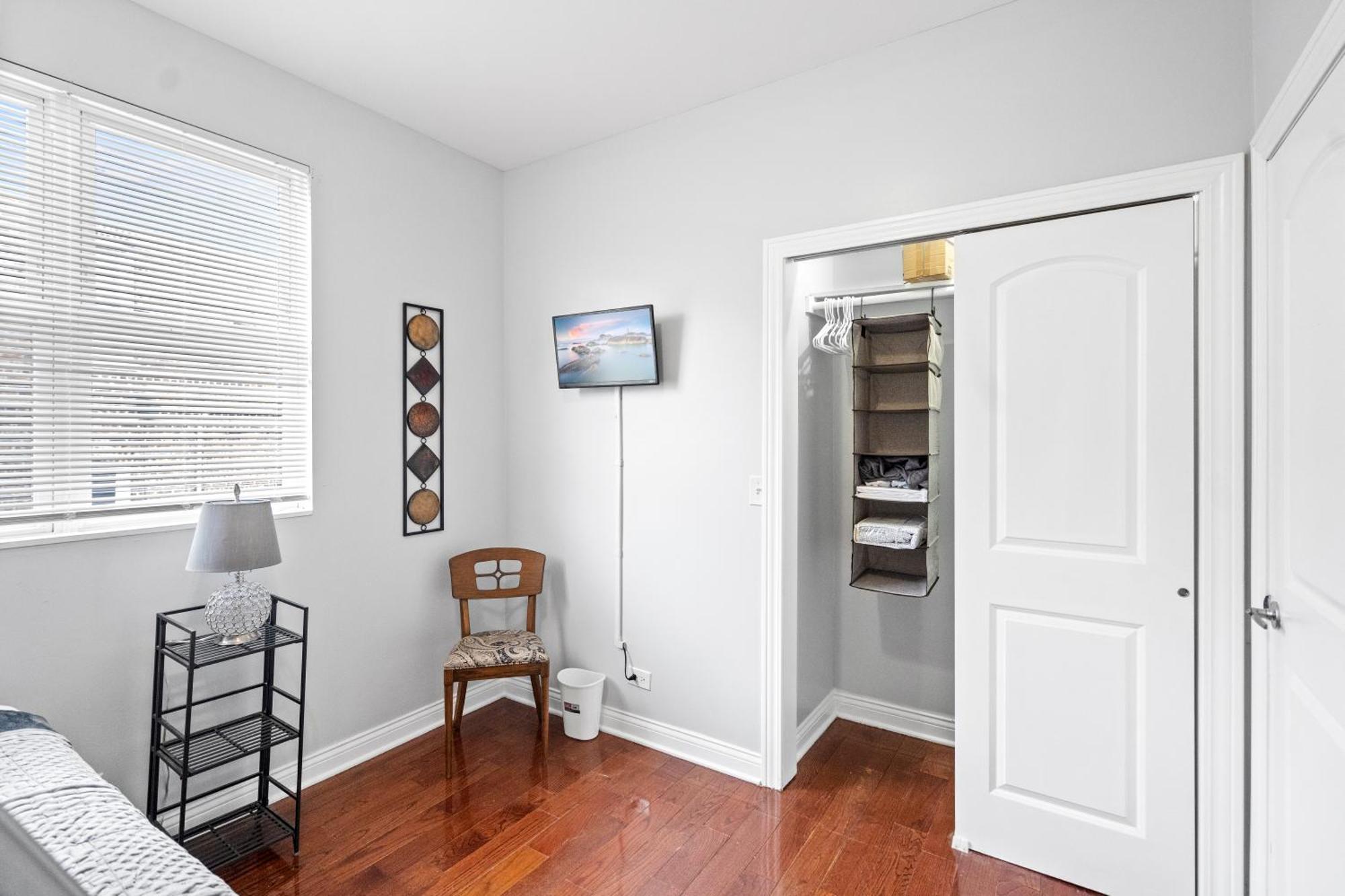 420 Lofty Apt, Laundry, A Block Frm Cta