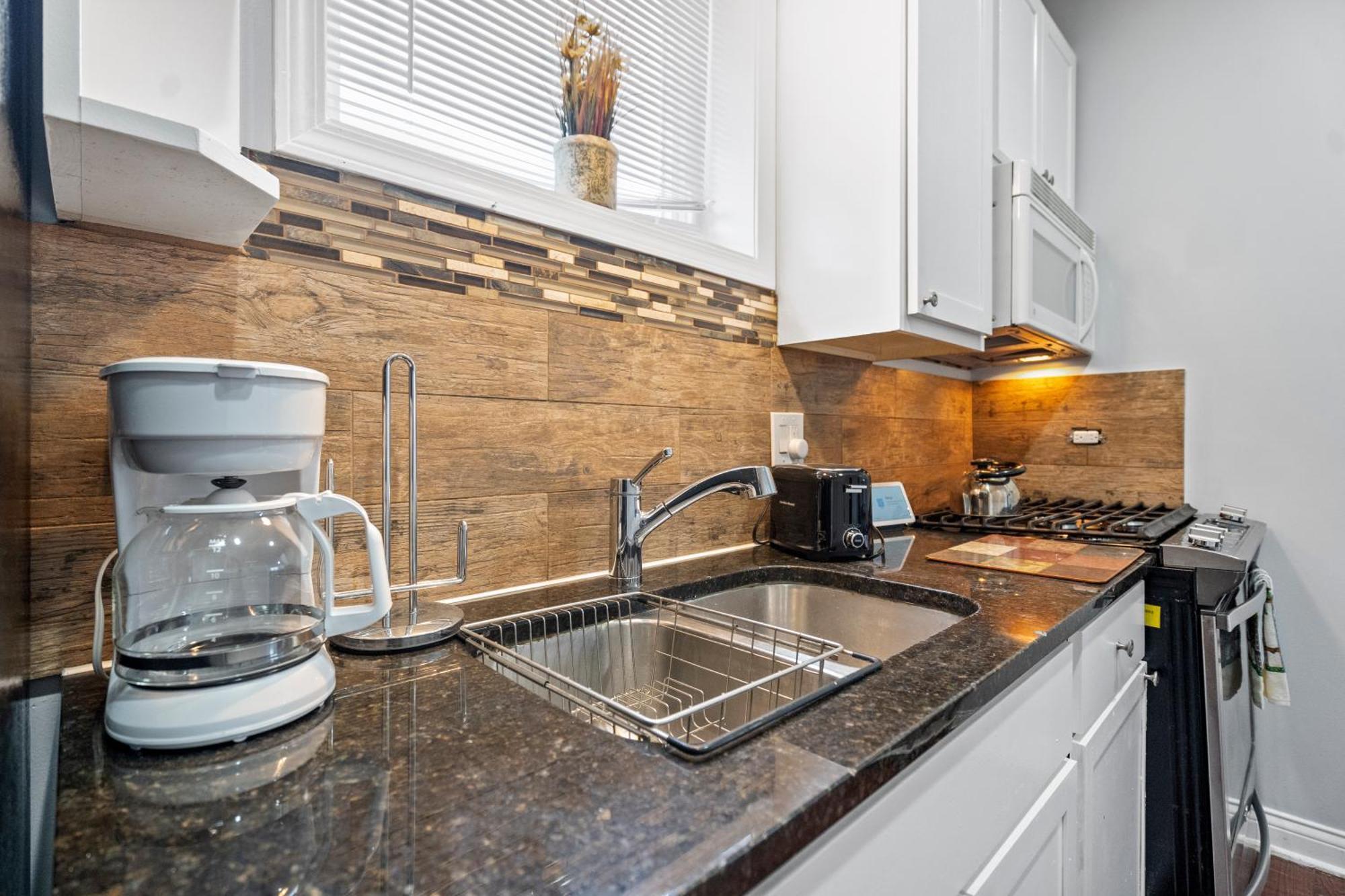 420 Lofty Apt, Laundry, A Block Frm Cta Apartment