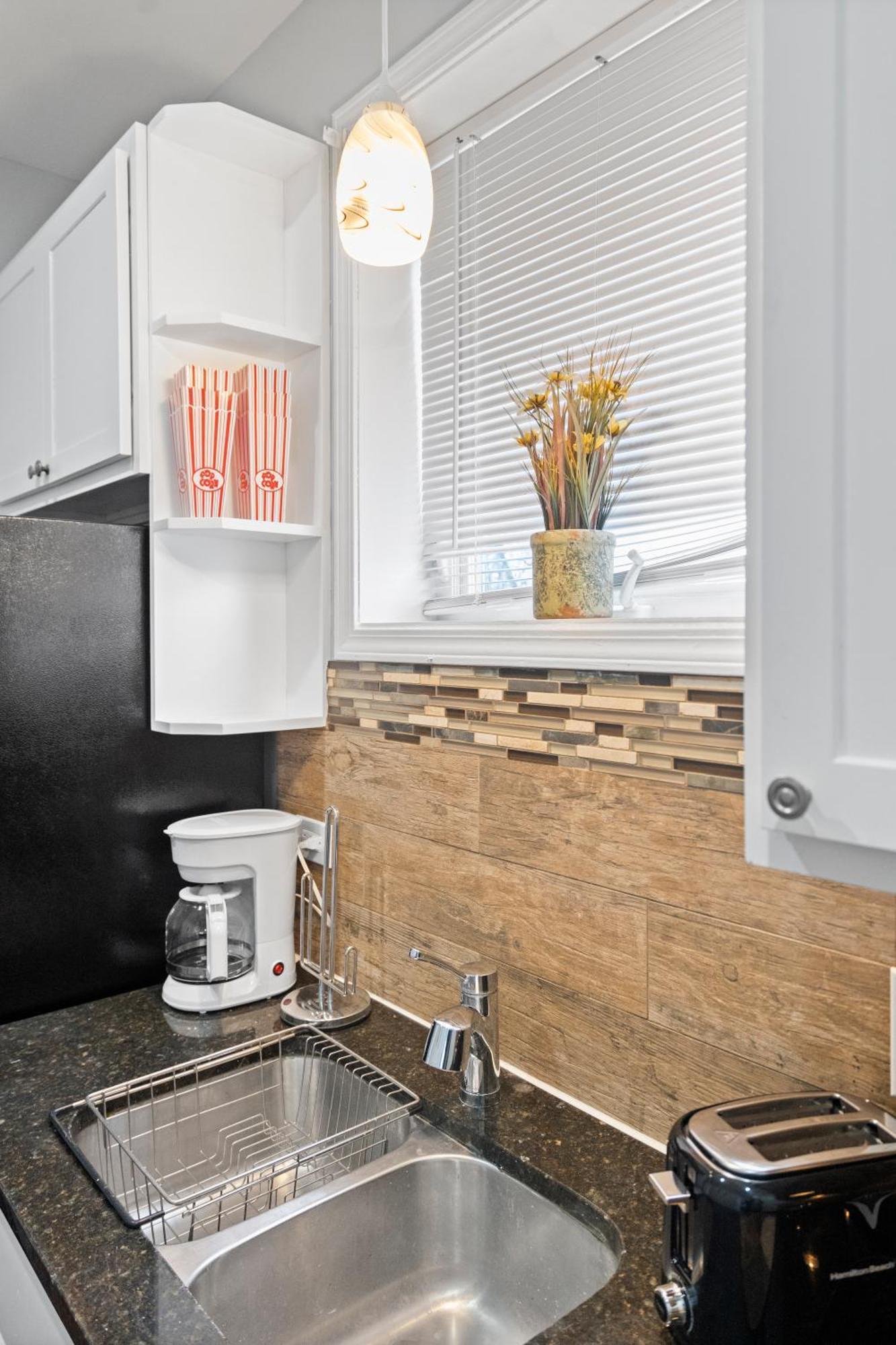 420 Lofty Apt, Laundry, A Block Frm Cta Apartment *