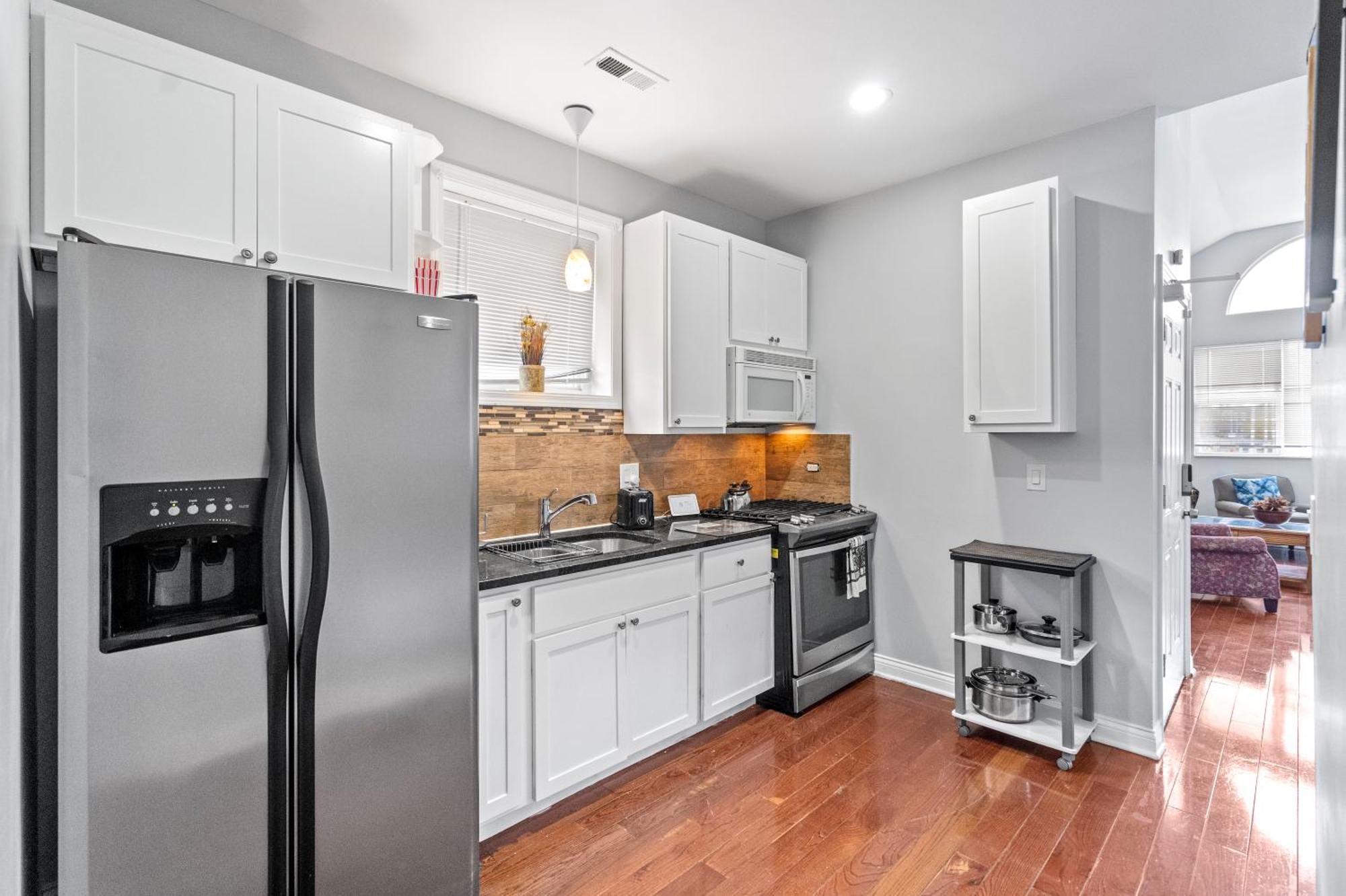 420 Lofty Apt, Laundry, A Block Frm Cta Chicago