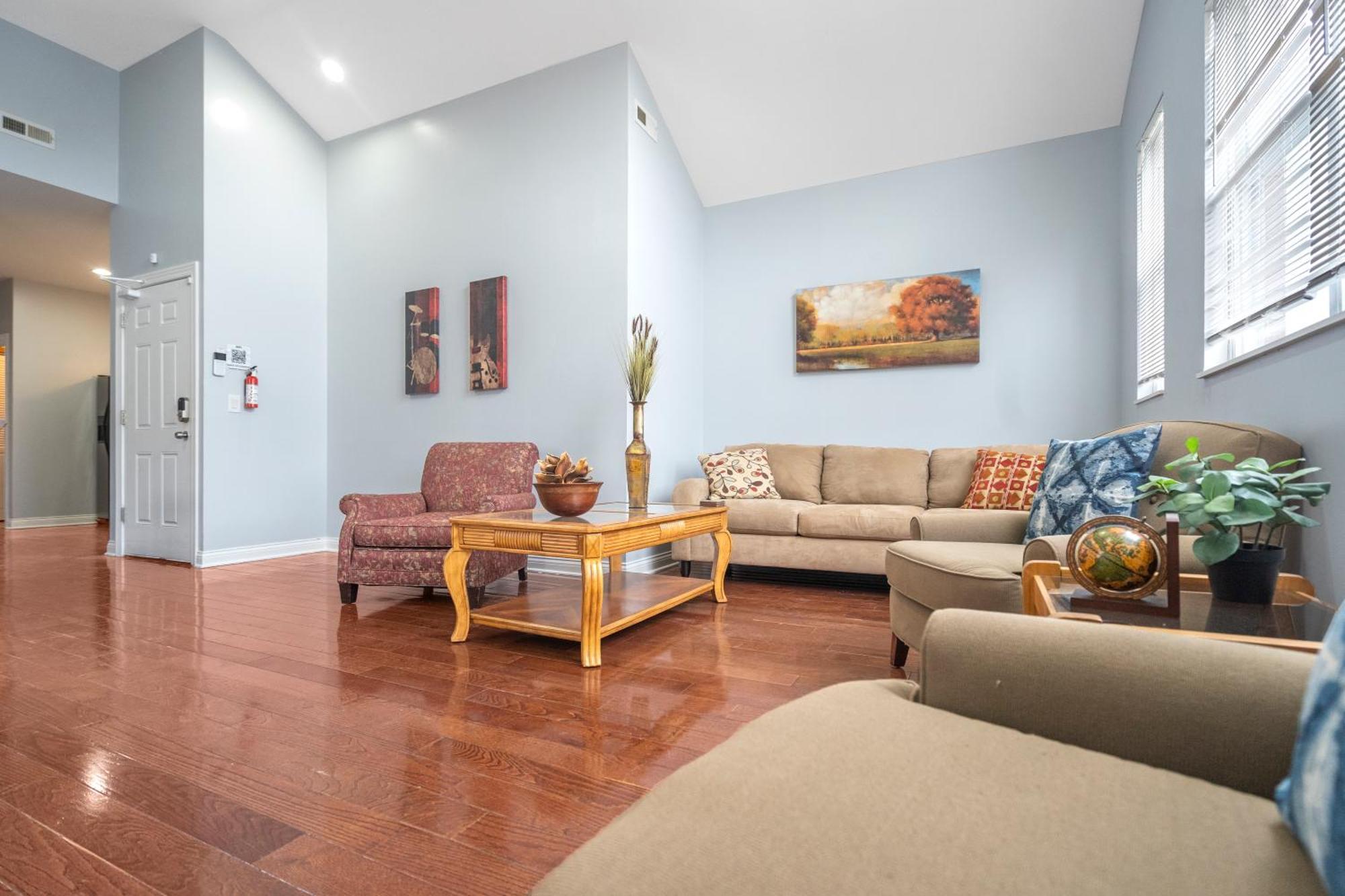 420 Lofty Apt, Laundry, A Block Frm Cta * Chicago