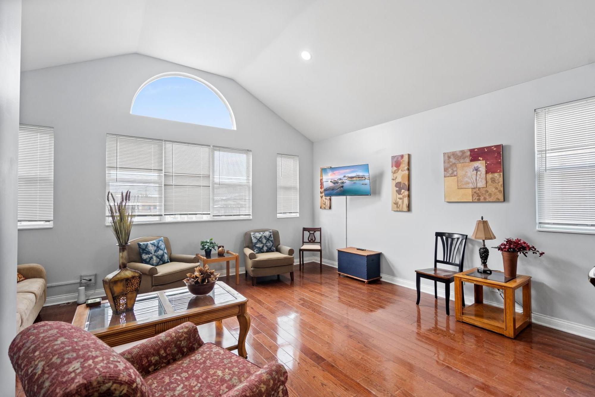 420 Lofty Apt, Laundry, A Block Frm Cta Apartment *