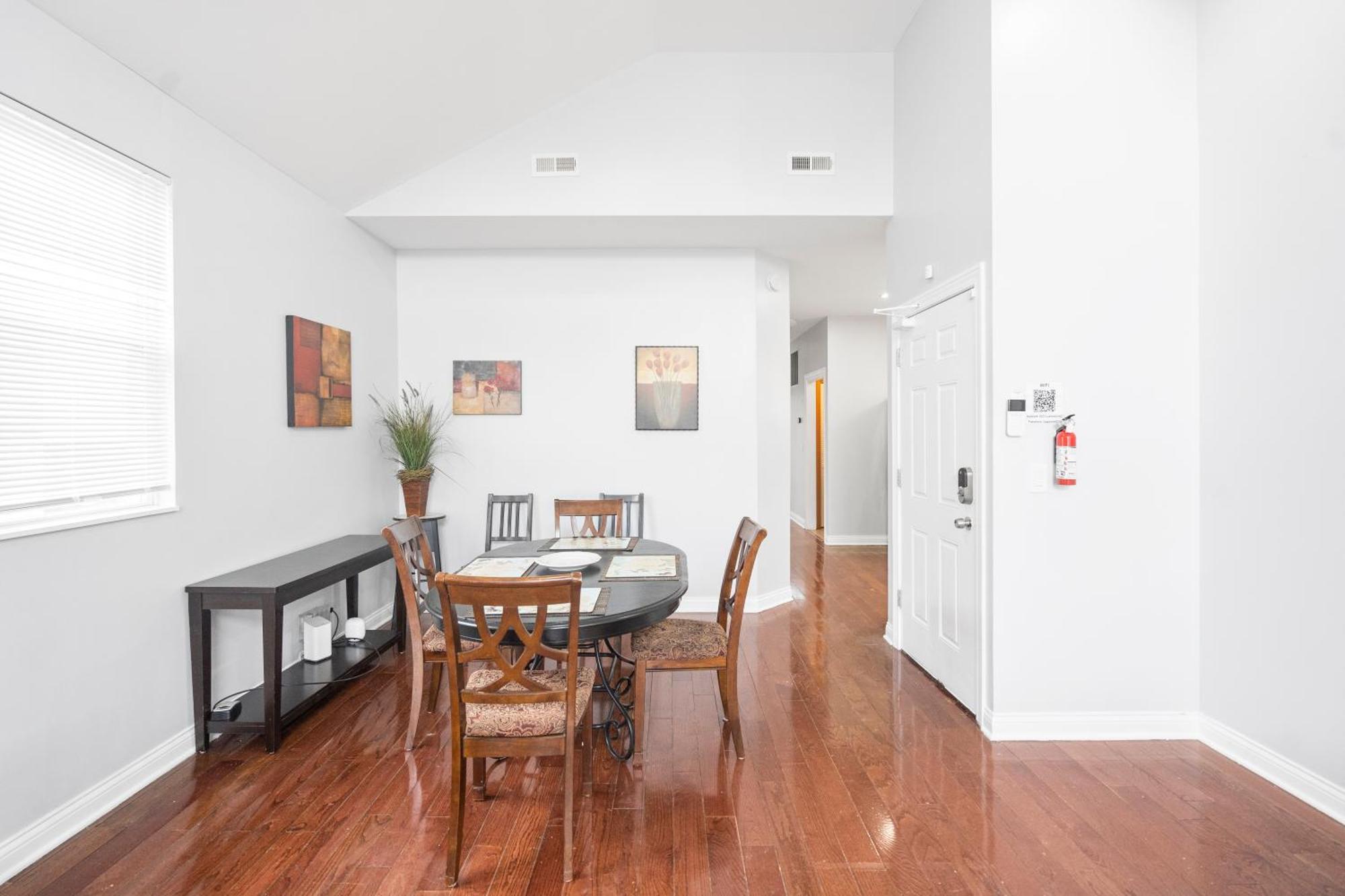 420 Lofty Apt, Laundry, A Block Frm Cta Apartment Chicago