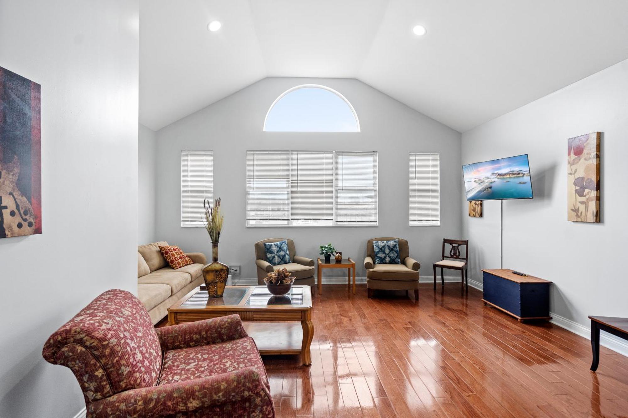 420 Lofty Apt, Laundry, A Block Frm Cta Chicago