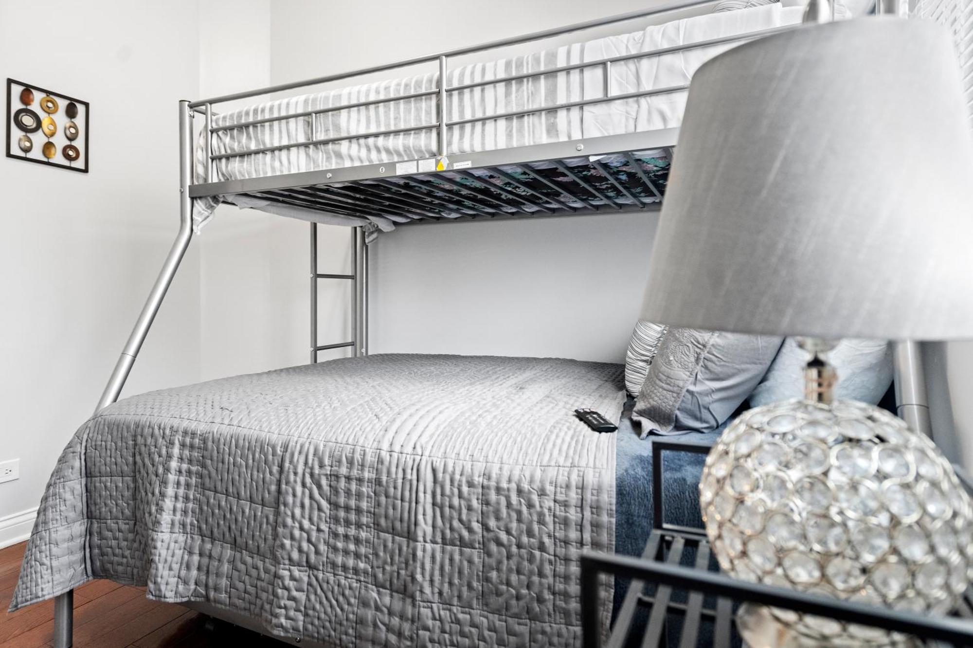 420 Lofty Apt, Laundry, A Block Frm Cta * Chicago