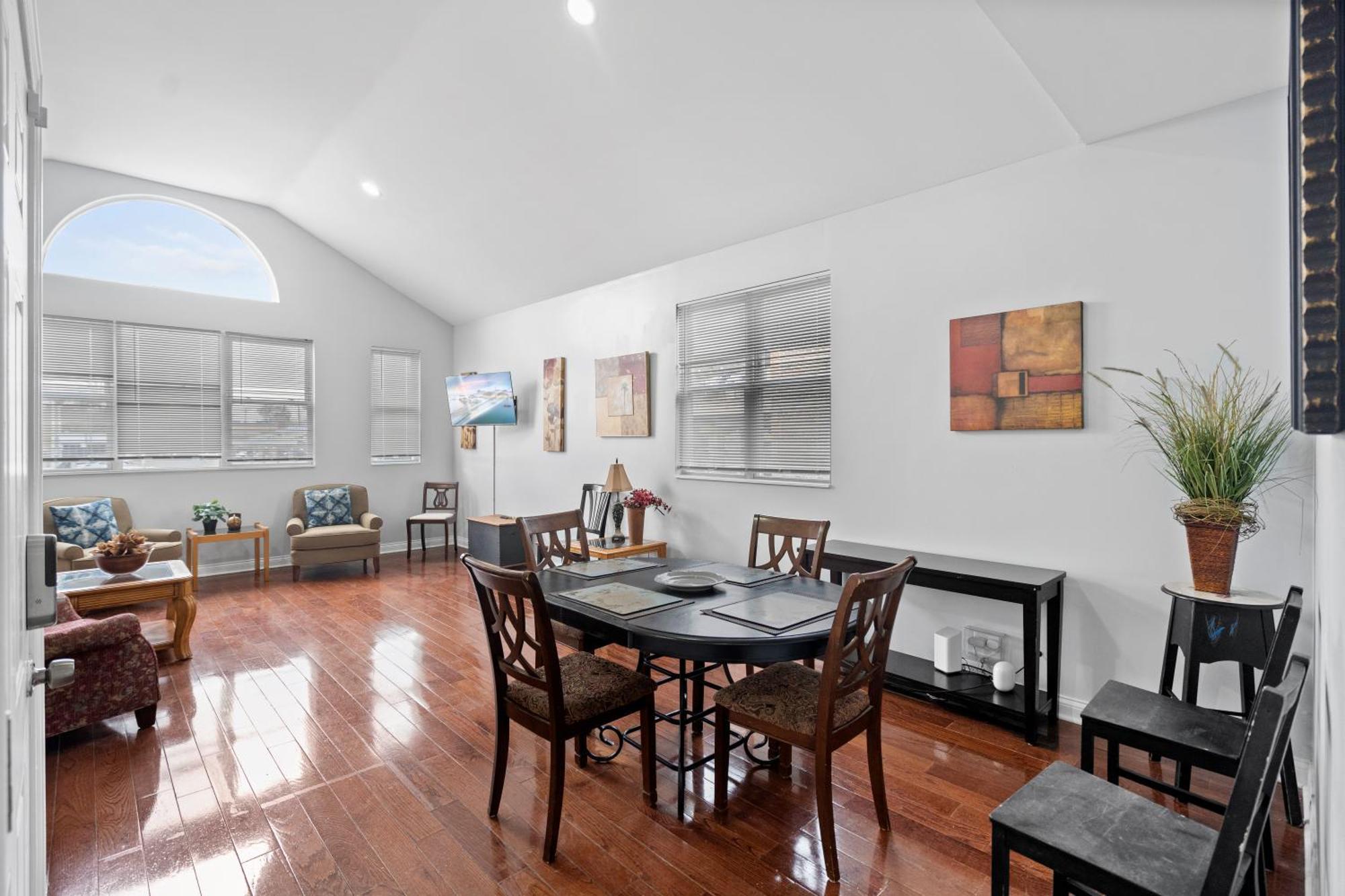 420 Lofty Apt, Laundry, A Block Frm Cta Apartment Chicago