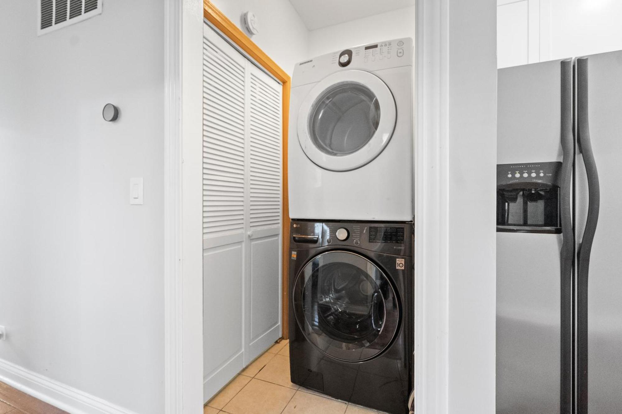 420 Lofty Apt, Laundry, A Block Frm Cta Chicago