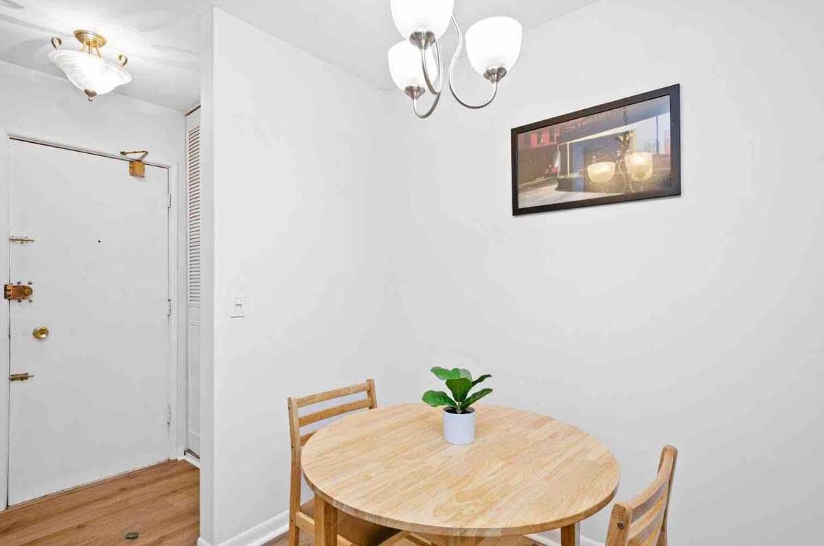 Pristine Lakeview Boystown Wrigley Haven Apartment *