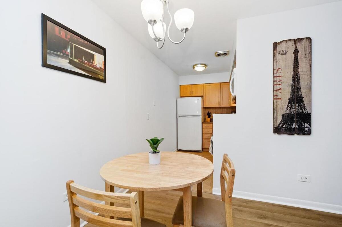 Pristine Lakeview Boystown Wrigley Haven * Chicago