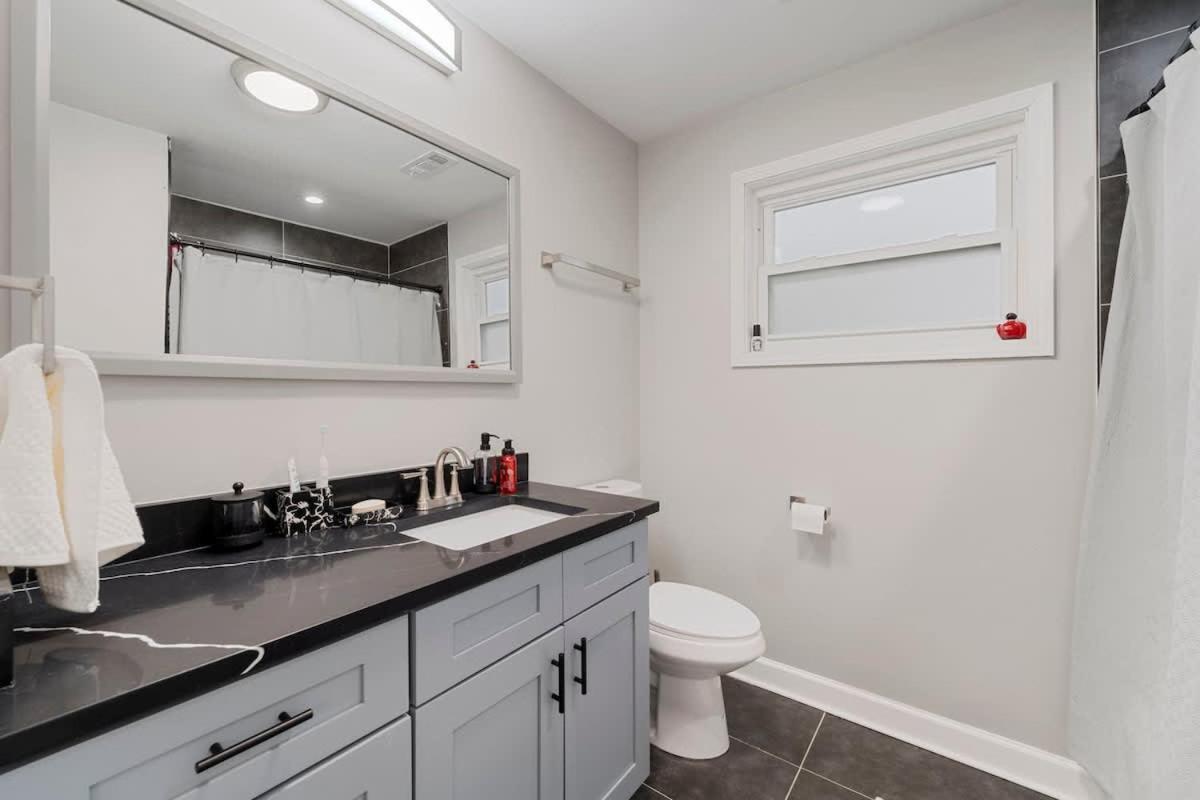 Apartment Spacious 2 Bedroom Near Midway