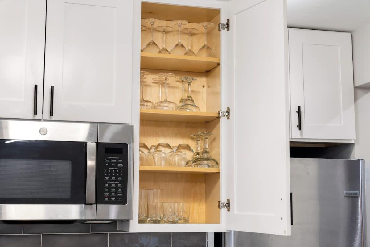 Spacious 2 Bedroom Near Midway *