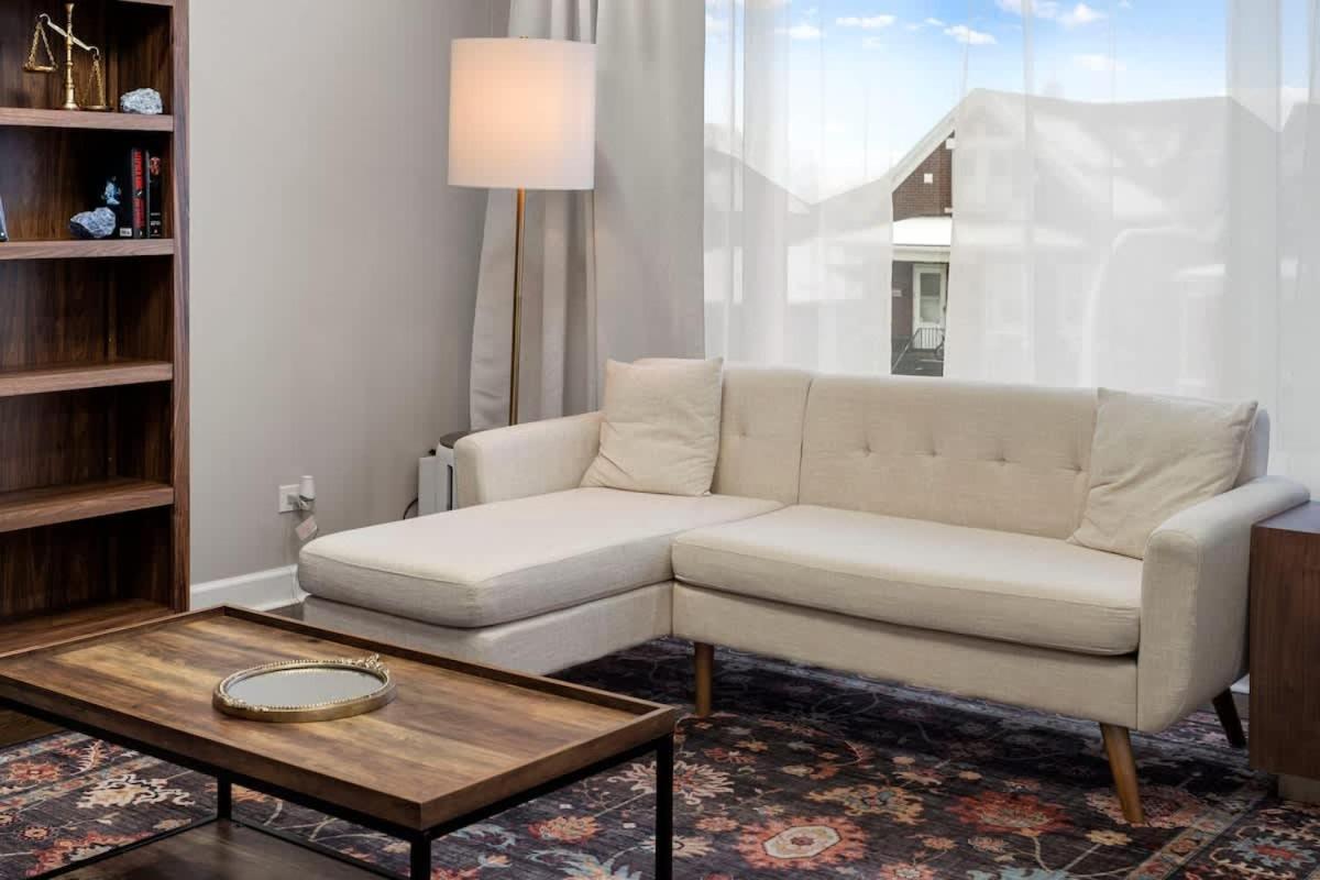 Spacious 2 Bedroom Near Midway Chicago