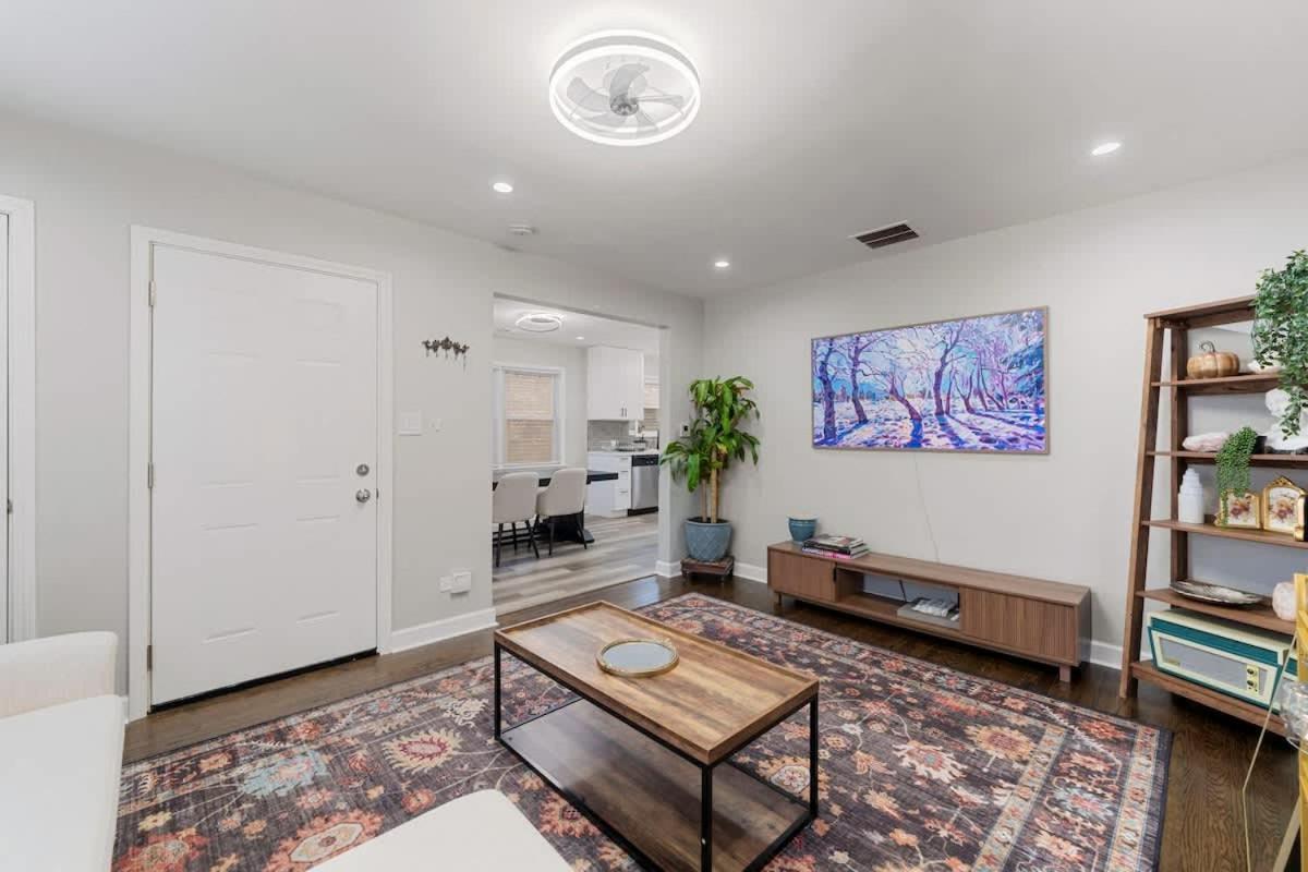 Apartment Spacious 2 Bedroom Near Midway *