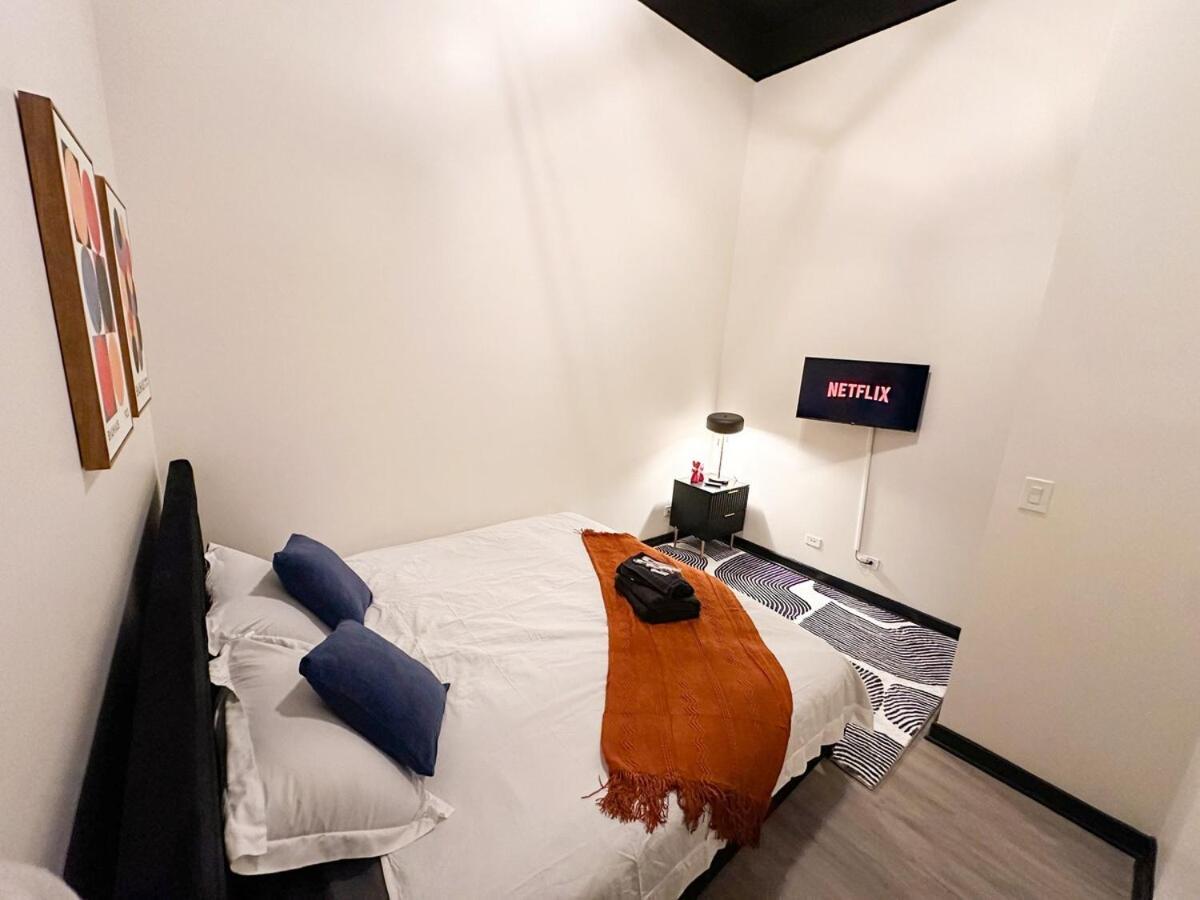 Apartment Luxury 6br Perfect For Group Sleeps 12 Near Chinatown, Mccormick Place, Soldier Field And Of Illinois
