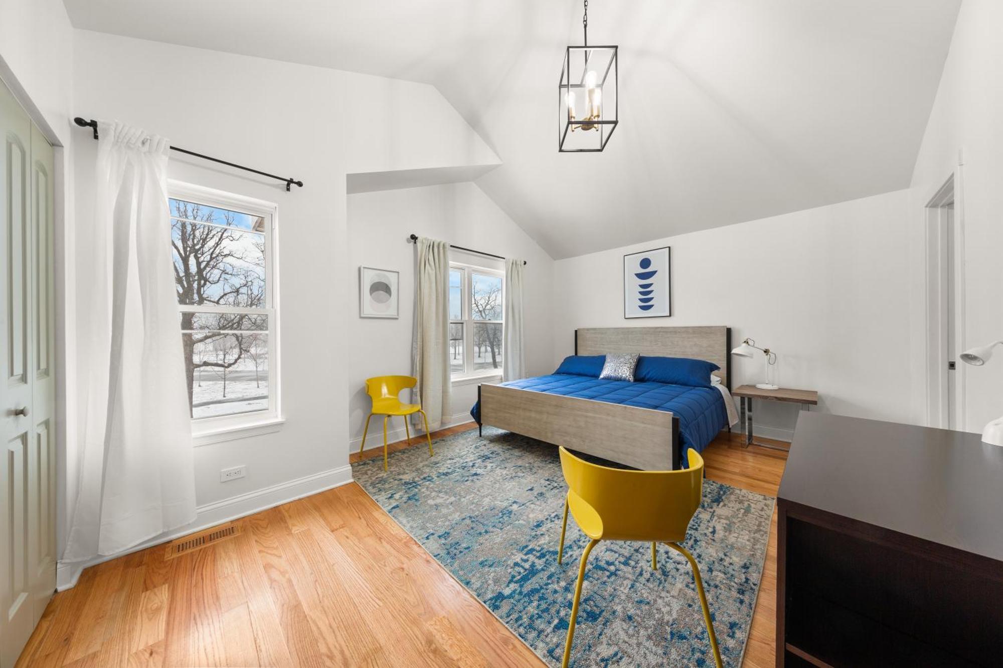 Hébergement de vacances Perfect Location Across From Park & Train Station *