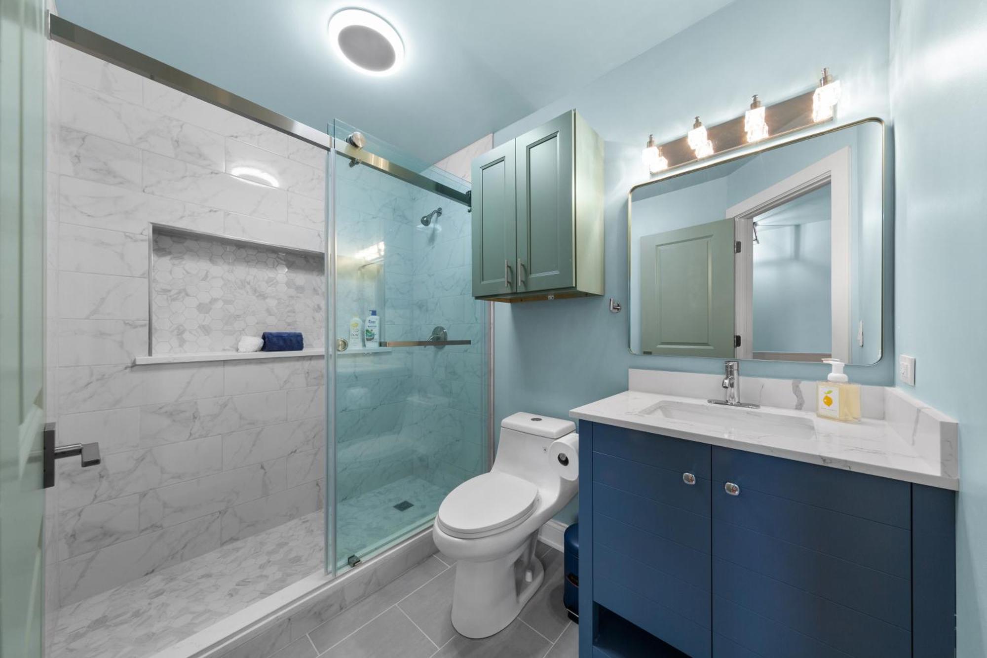 Perfect Location Across From Park & Train Station Holiday home *