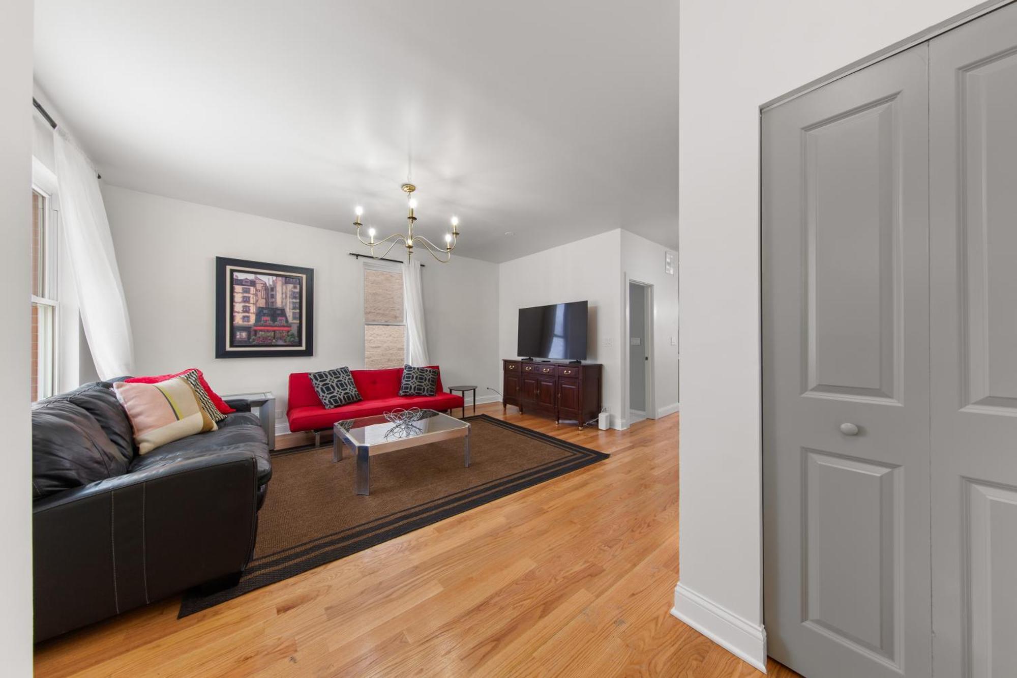 Perfect Location Across From Park & Train Station Hébergement de vacances