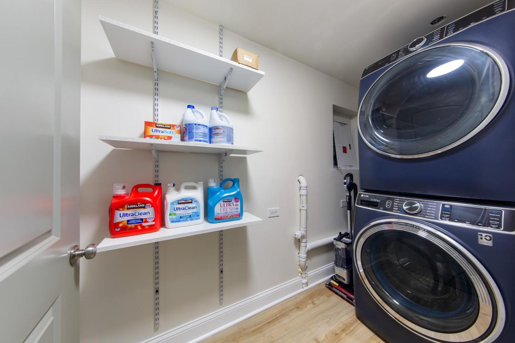 Hébergement de vacances Perfect Location Across From Park & Train Station
