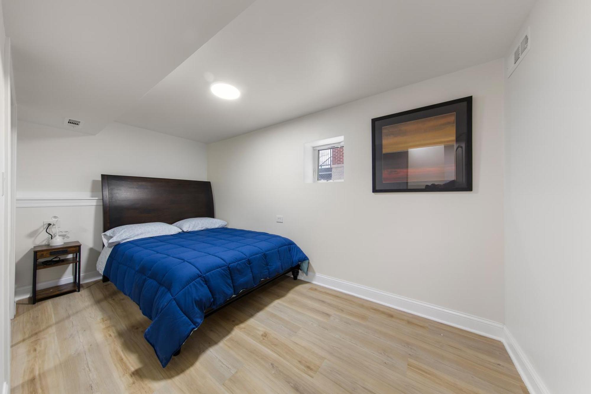 Perfect Location Across From Park & Train Station Hébergement de vacances *