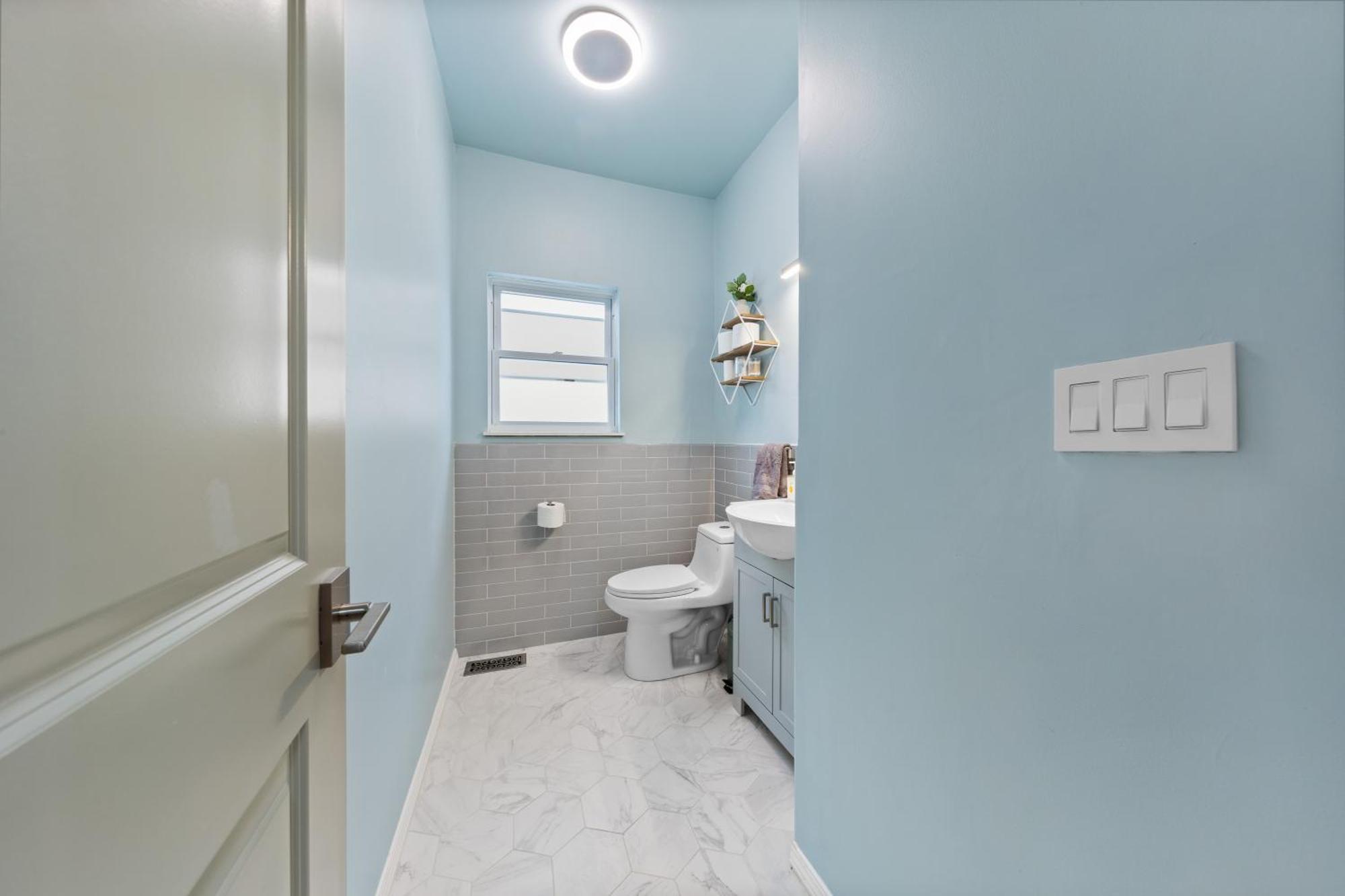 Hébergement de vacances Perfect Location Across From Park & Train Station *