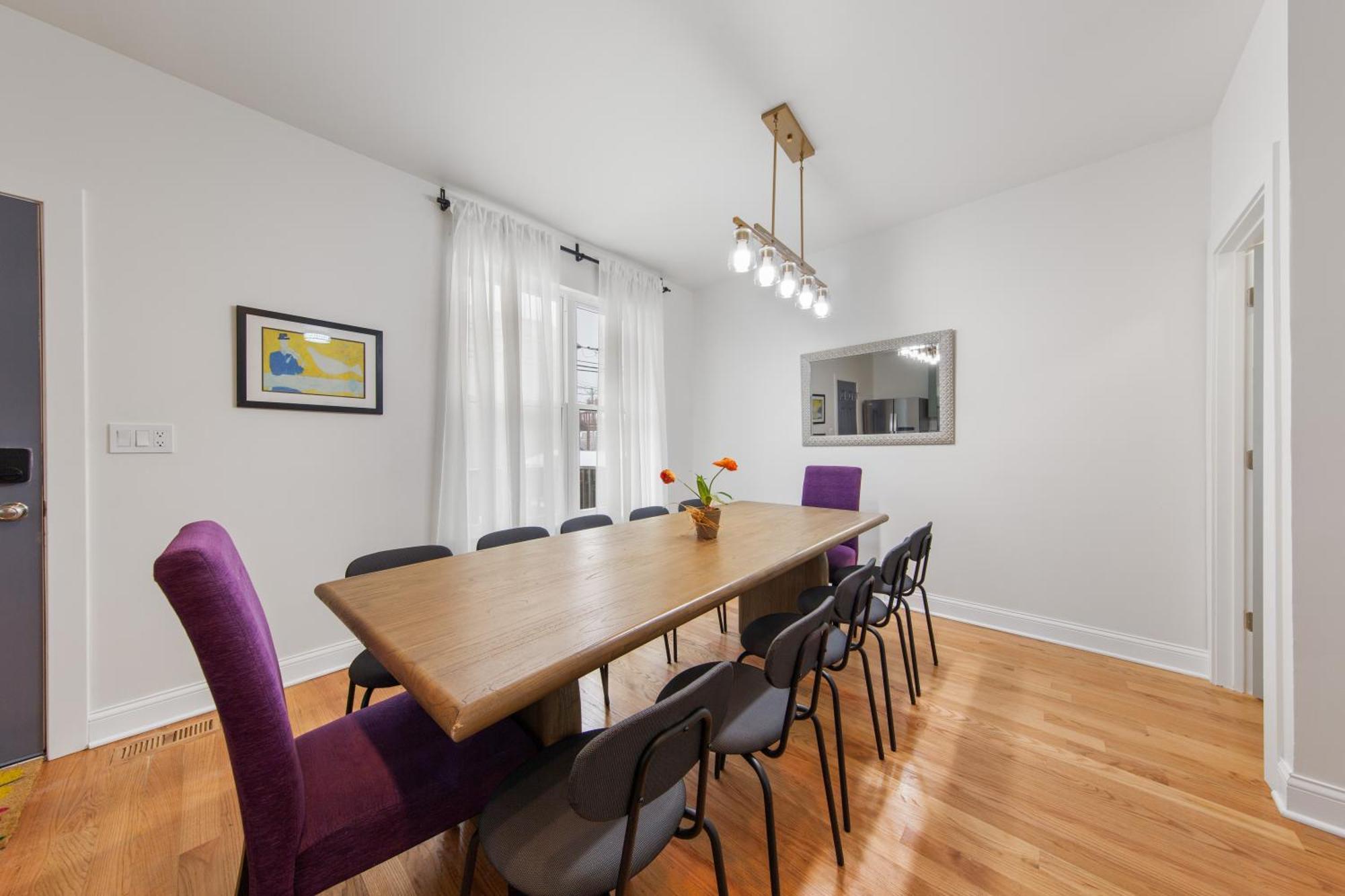 Perfect Location Across From Park & Train Station Hébergement de vacances