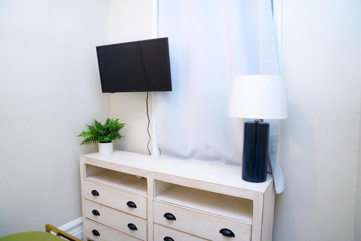 Heart Of Lincoln Park Apartment *