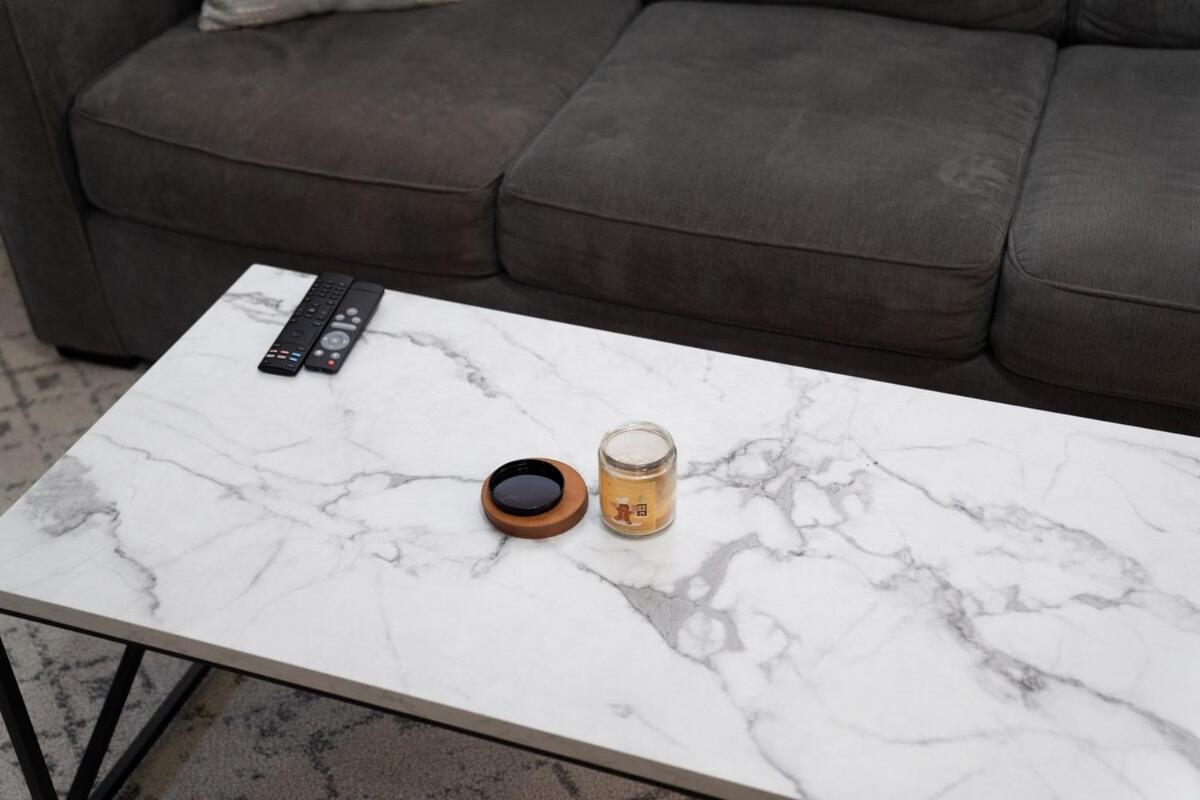 Heart Of Lincoln Park Apartment *