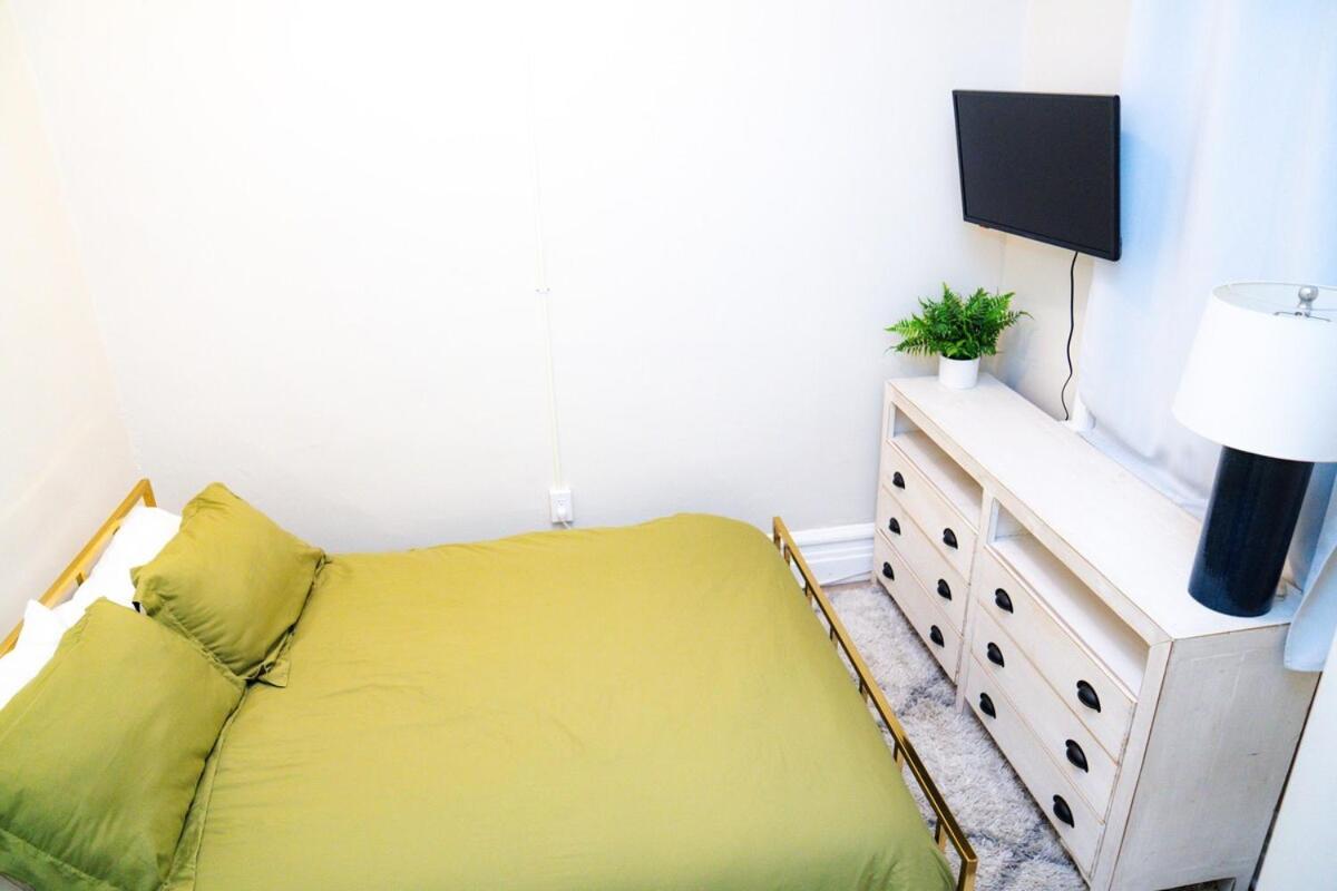 Heart Of Lincoln Park Apartment *