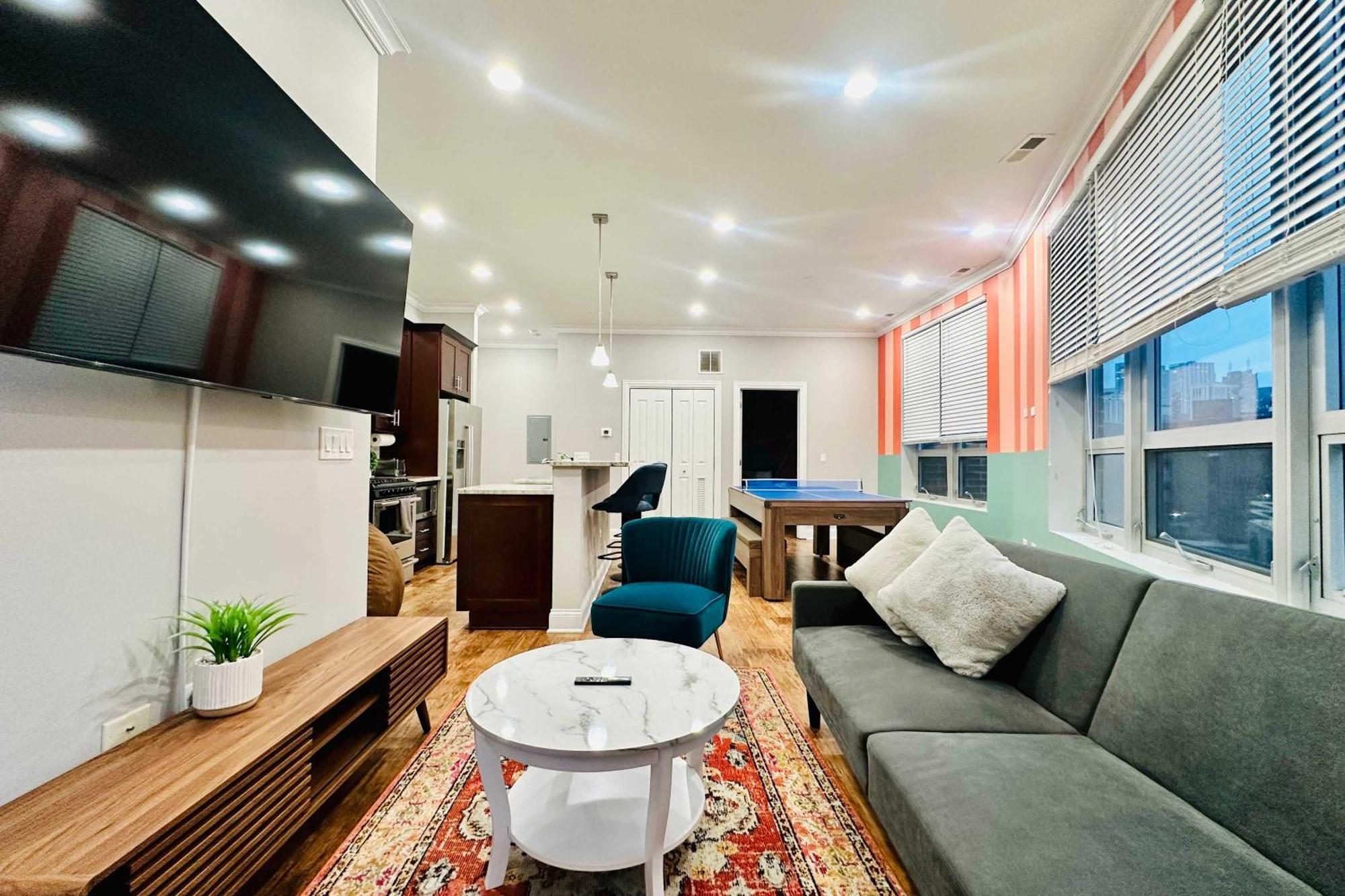 1 Garage Parking, Skyline Rooftop, Pingpong, Balcony Chicago