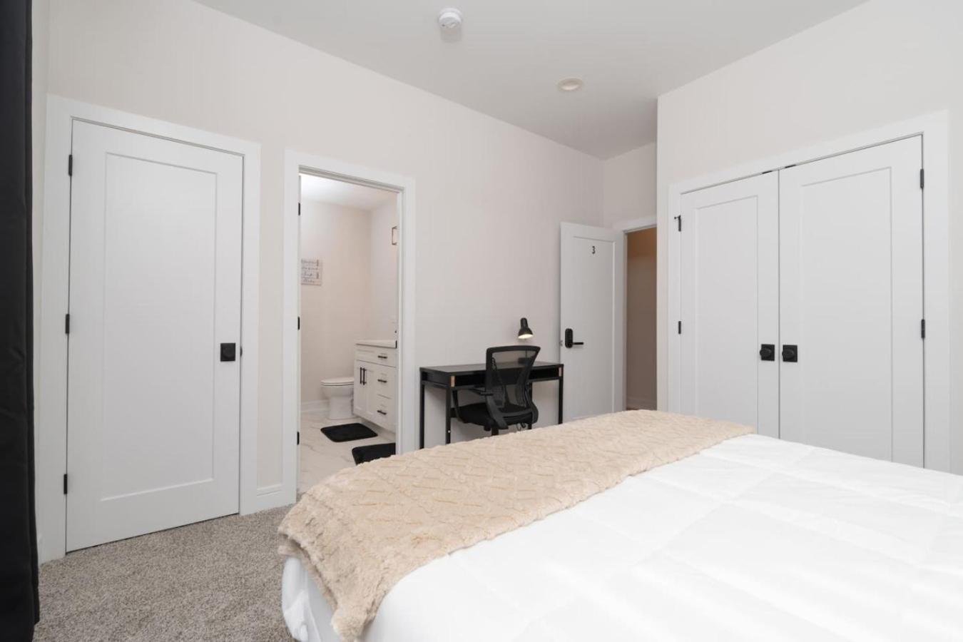 Modern 3br Near Dt Chi