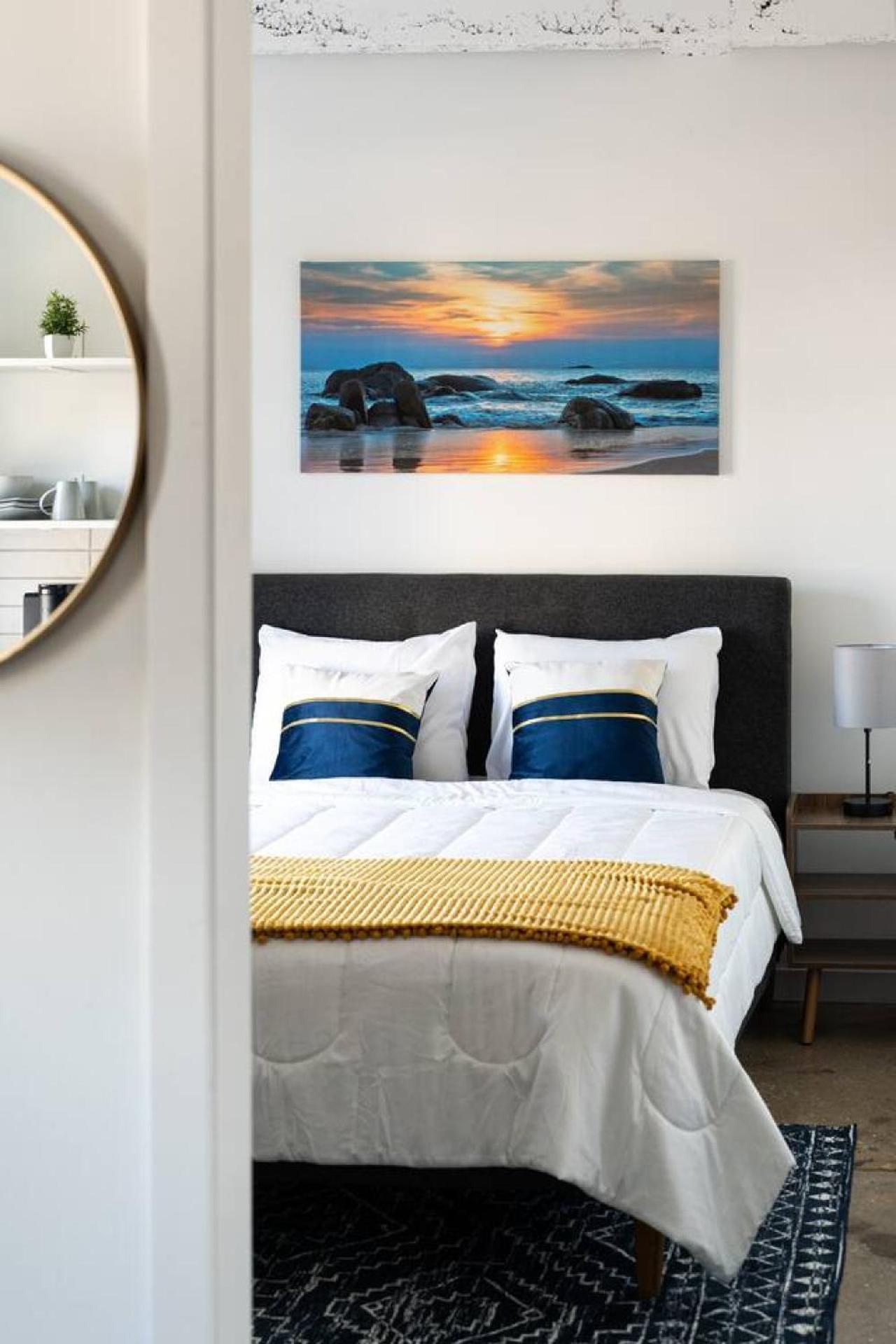 Regal Stylish Uptown Loft Beachfront Rooftopwfhgym Apartment