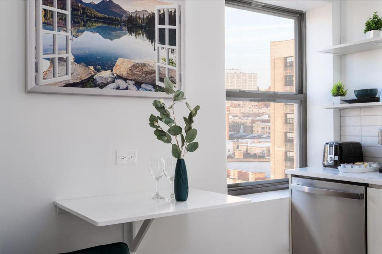 Apartment Elegant Stylish Loft Oasis Uptown Rooftop Wfh Gym *