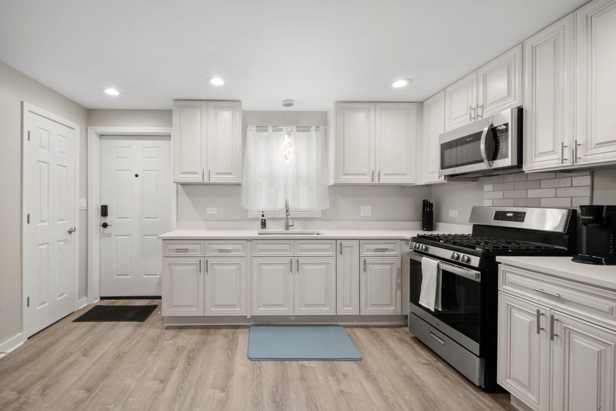 Quiet Townhome, Near Lakefront And Downtown - Superfast Wifi Apartment *