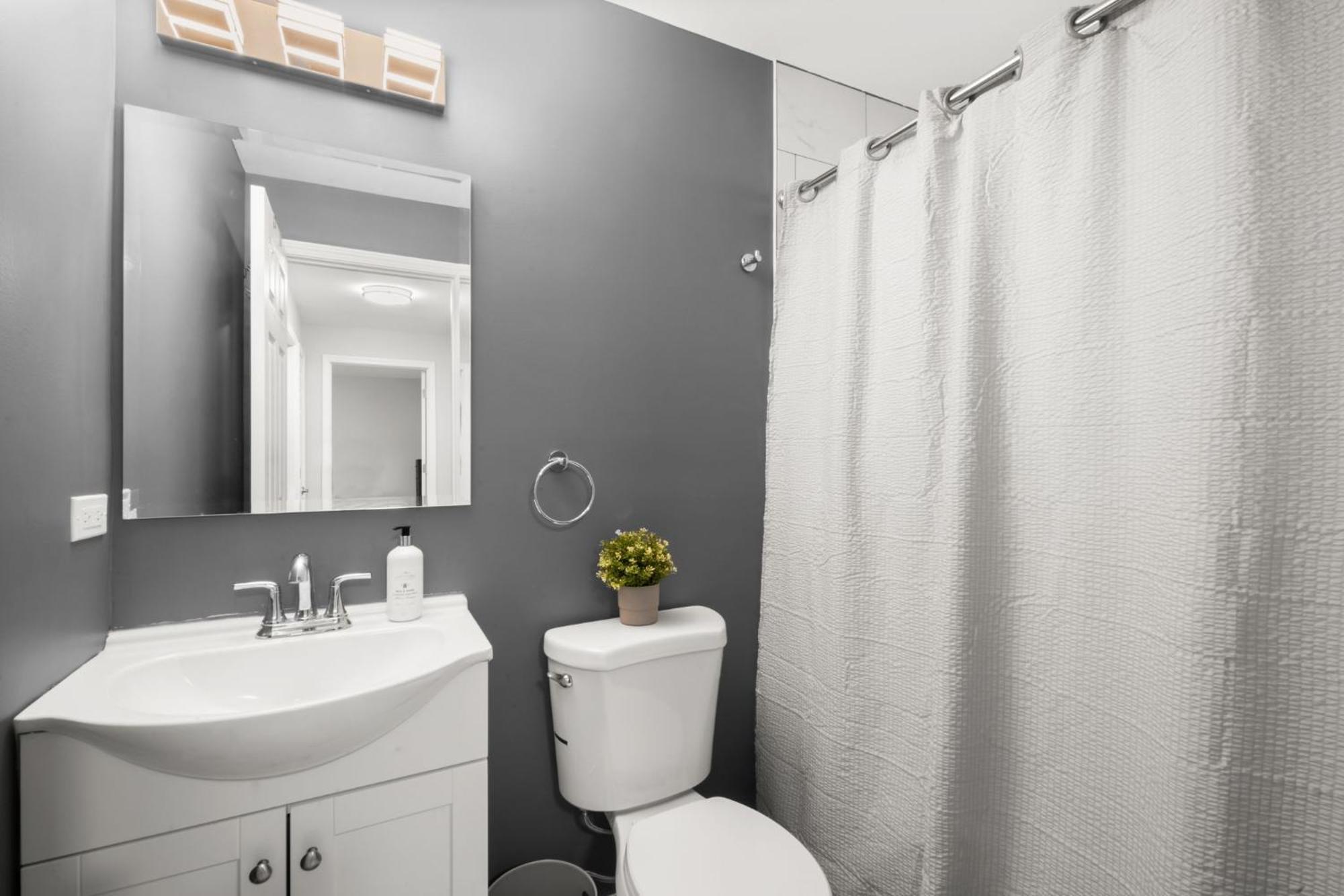 Apartment Quiet Townhome, Near Lakefront And Downtown - Superfast Wifi *