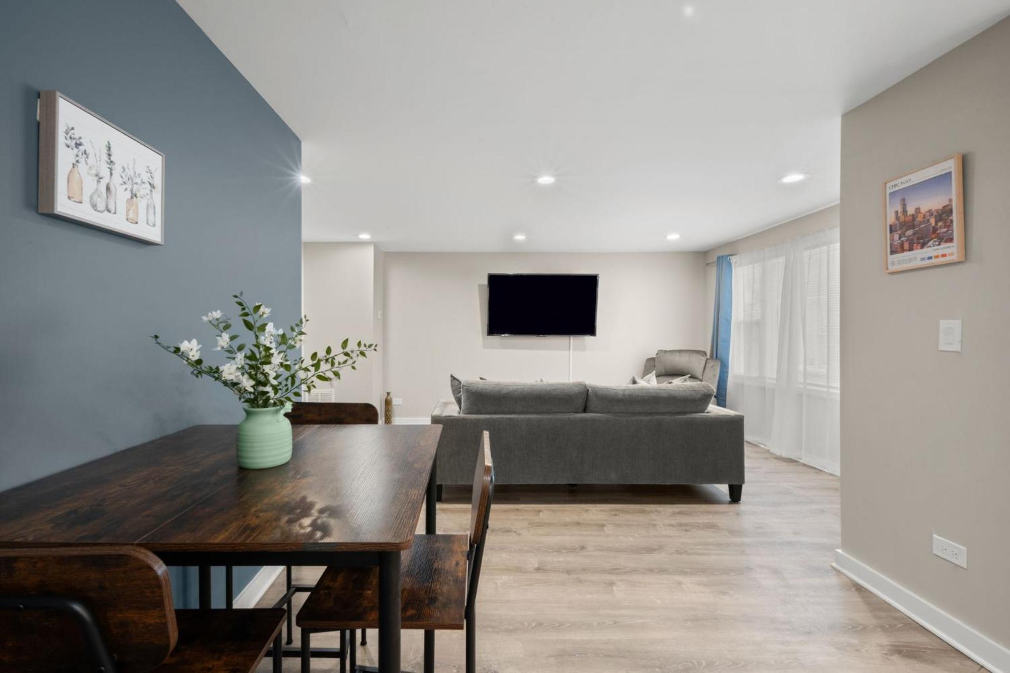 Apartment Quiet Townhome, Near Lakefront And Downtown - Superfast Wifi *