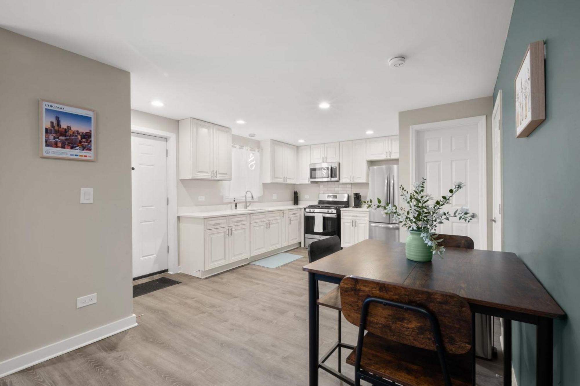 Quiet Townhome, Near Lakefront And Downtown - Superfast Wifi