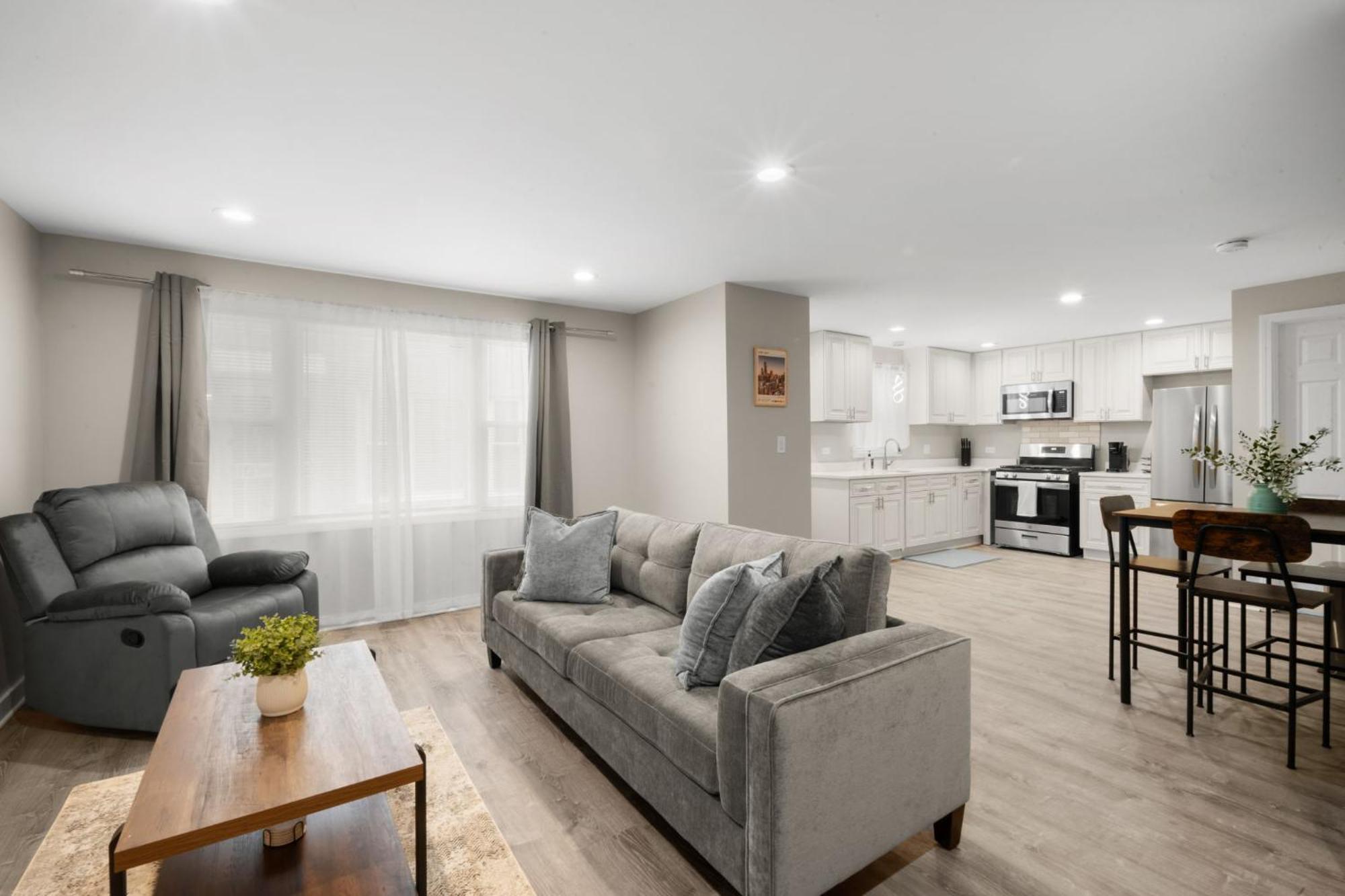 Apartment Quiet Townhome, Near Lakefront And Downtown - Superfast Wifi *
