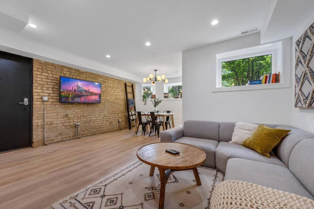 Logan Square Luxury Villa, 3 Beds, 3 Baths Apartment *