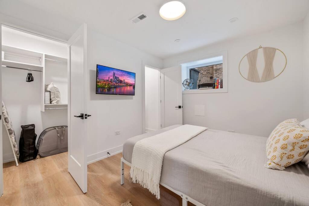 Logan Square Luxury Villa, 3 Beds, 3 Baths *