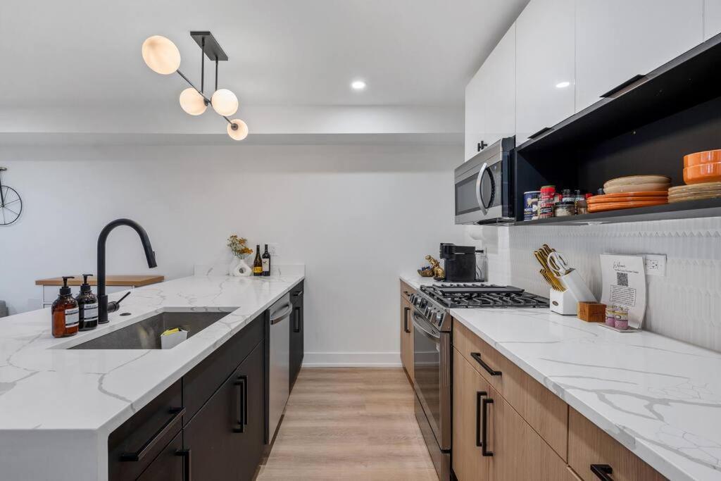 Logan Square Luxury Villa, 3 Beds, 3 Baths Apartment *