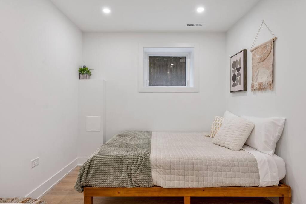 Logan Square Luxury Villa, 3 Beds, 3 Baths