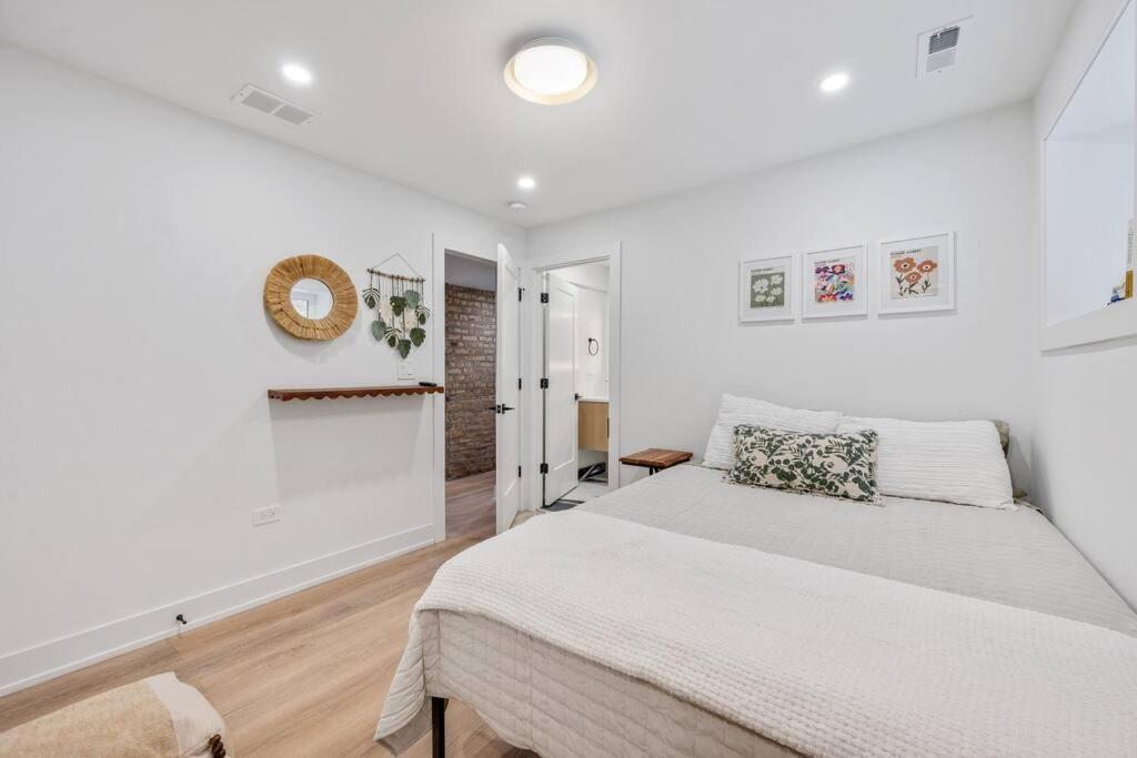 Logan Square Luxury Villa, 3 Beds, 3 Baths *