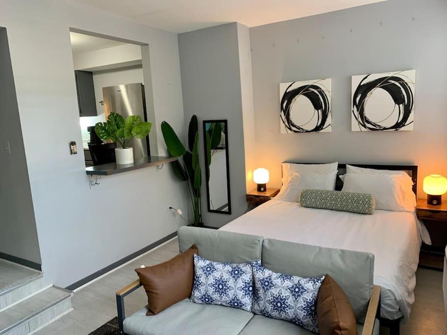 Explore North Side From Modern Apartamento
