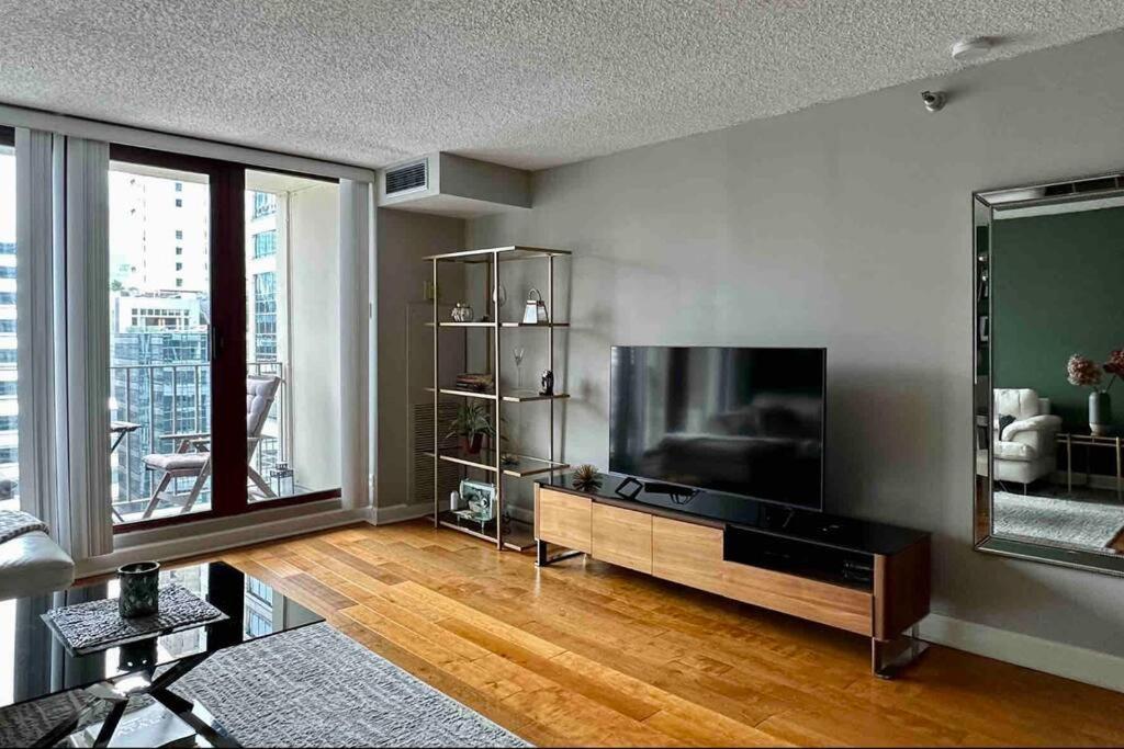 Apartment Premium Downtown Location! Riverwalk & Magnificent Mile Chicago