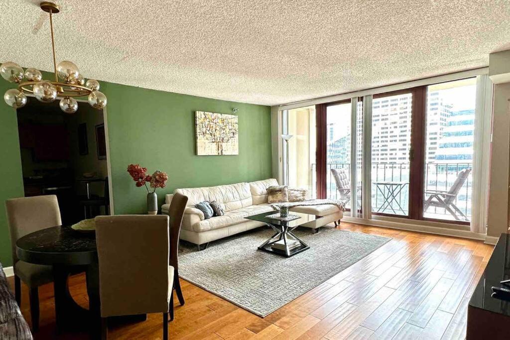 Premium Downtown Location! Riverwalk & Magnificent Mile Chicago