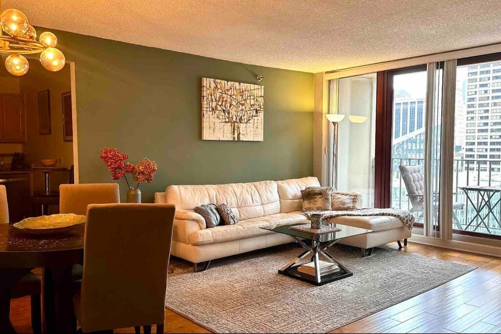 Premium Downtown Location! Riverwalk & Magnificent Mile