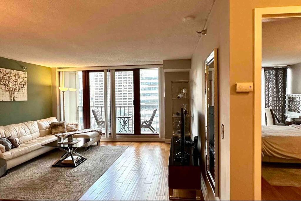Premium Downtown Location! Riverwalk & Magnificent Mile Apartment