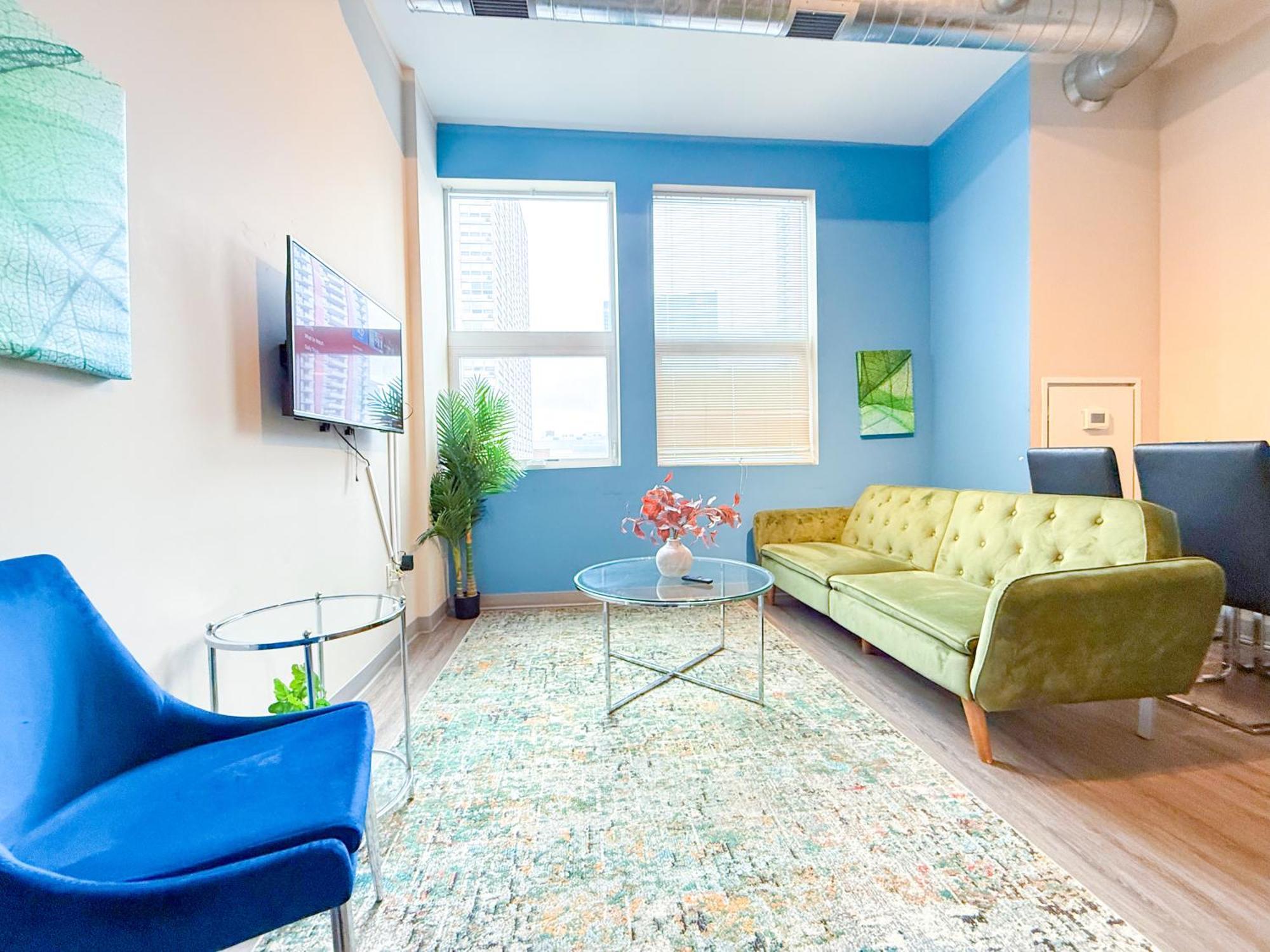 Mccormick Place 2br-2ba With Optional Parking, Patio, Gym Access For 6 Guests *