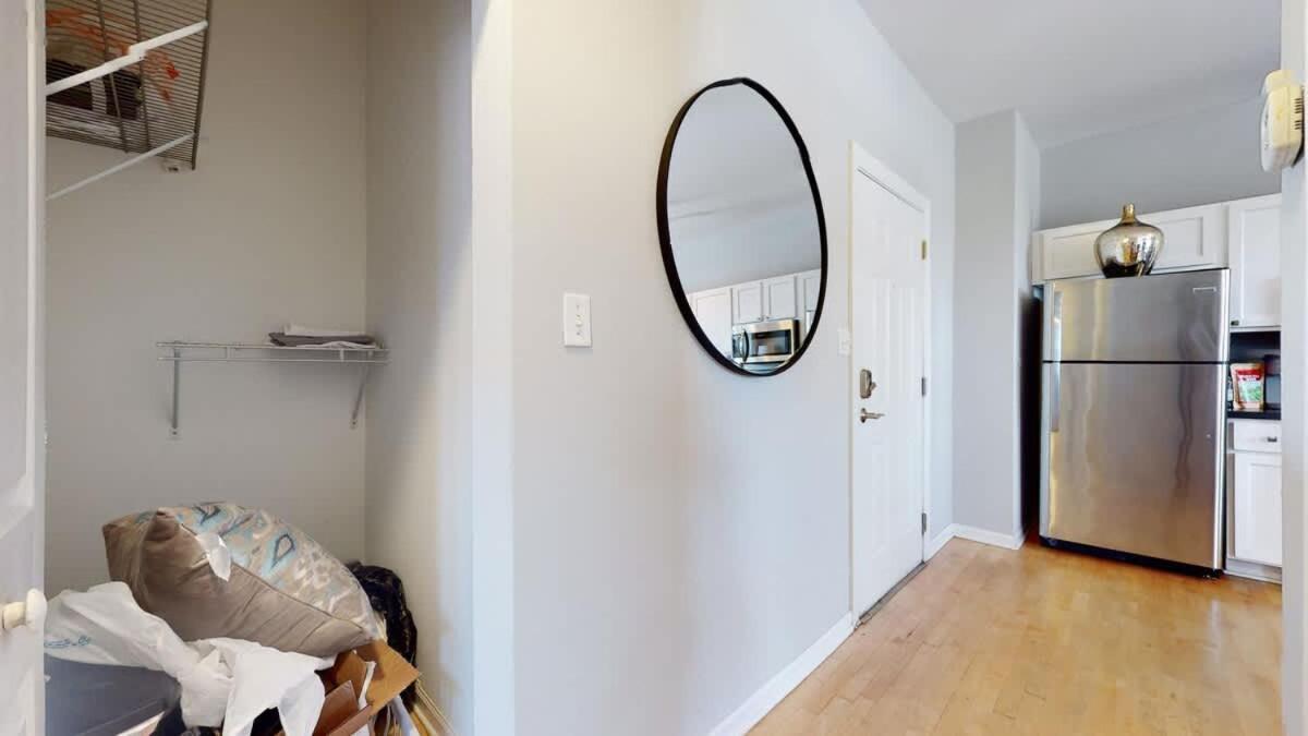Sleek Urban Retreat Steps From Il Med District Apartment *